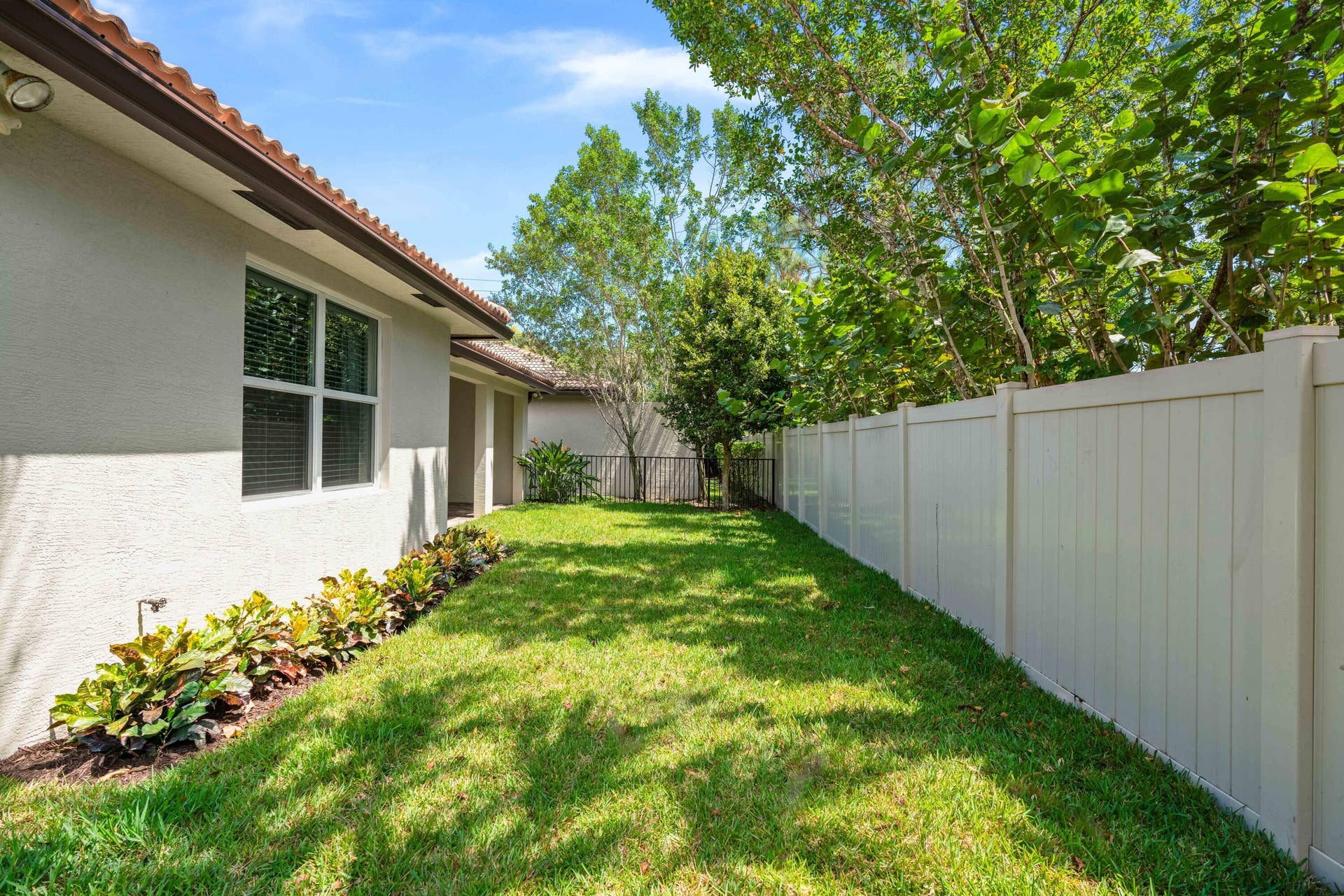 Side yard also fenced