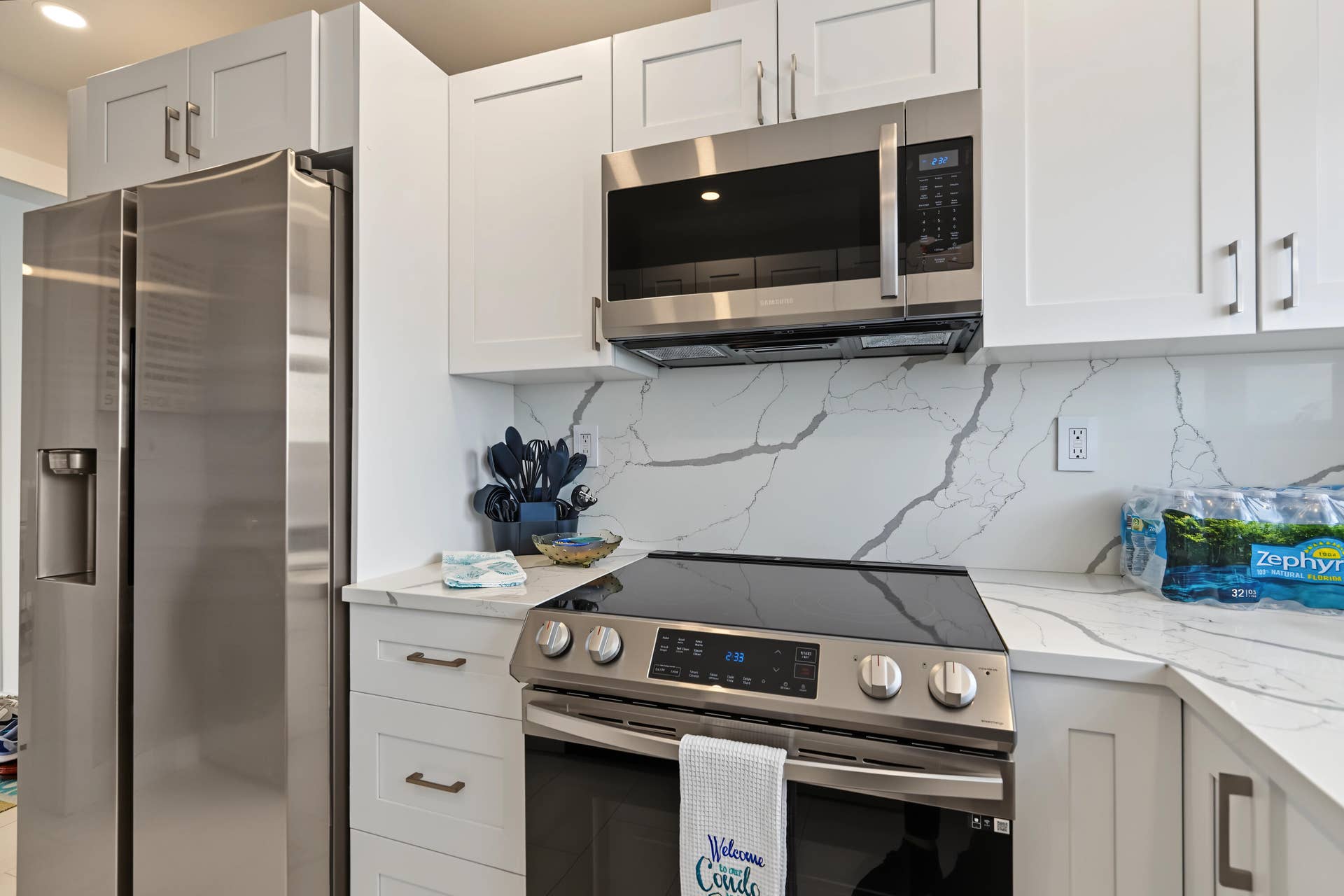 3003 TERRAMAR Street, #1701, Fort Lauderdale, FL 33304 KITCHEN