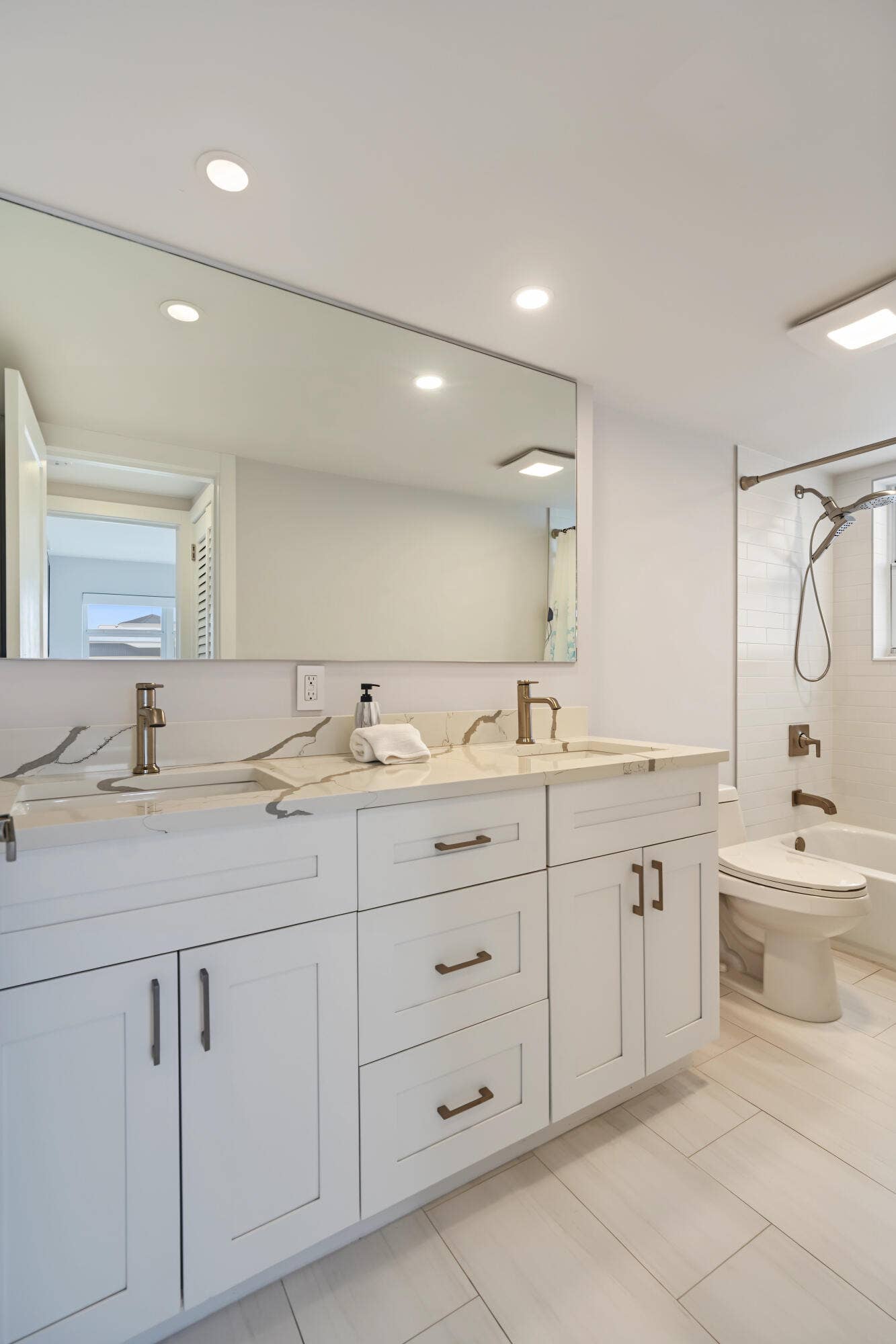 3003 TERRAMAR Street, #1701, Fort Lauderdale, FL 33304 BATHROOM