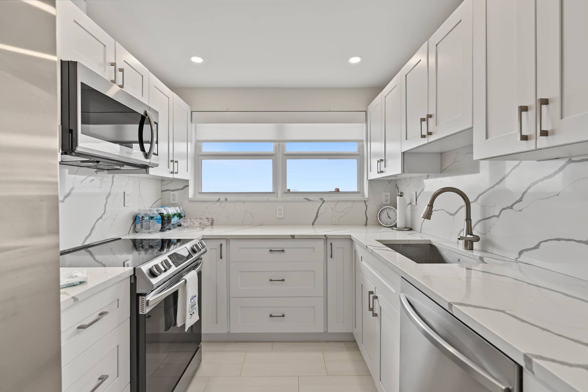 3003 TERRAMAR Street, #1701, Fort Lauderdale, FL 33304 KITCHEN