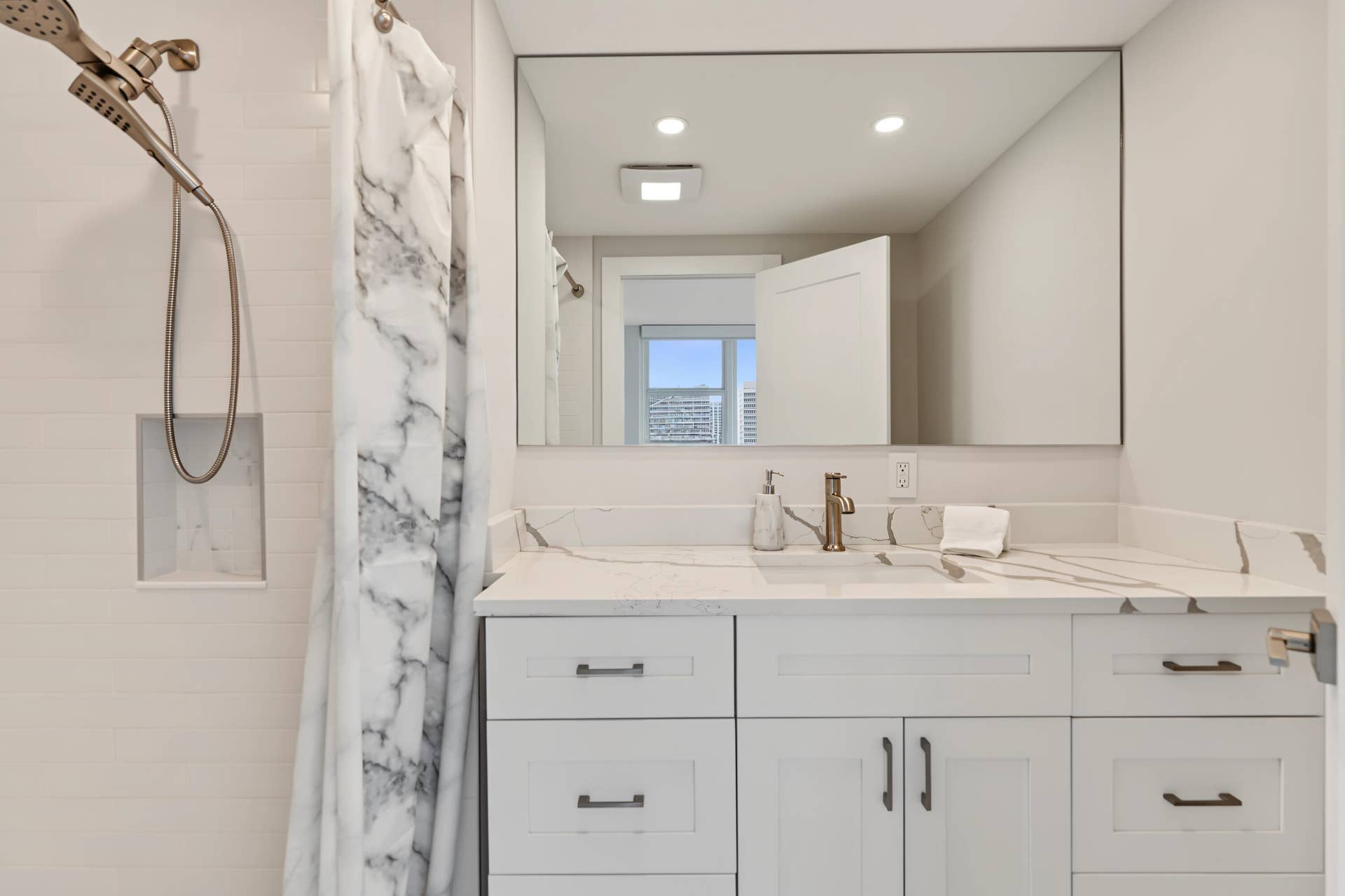 3003 TERRAMAR Street, #1701, Fort Lauderdale, FL 33304 MASTER BATH