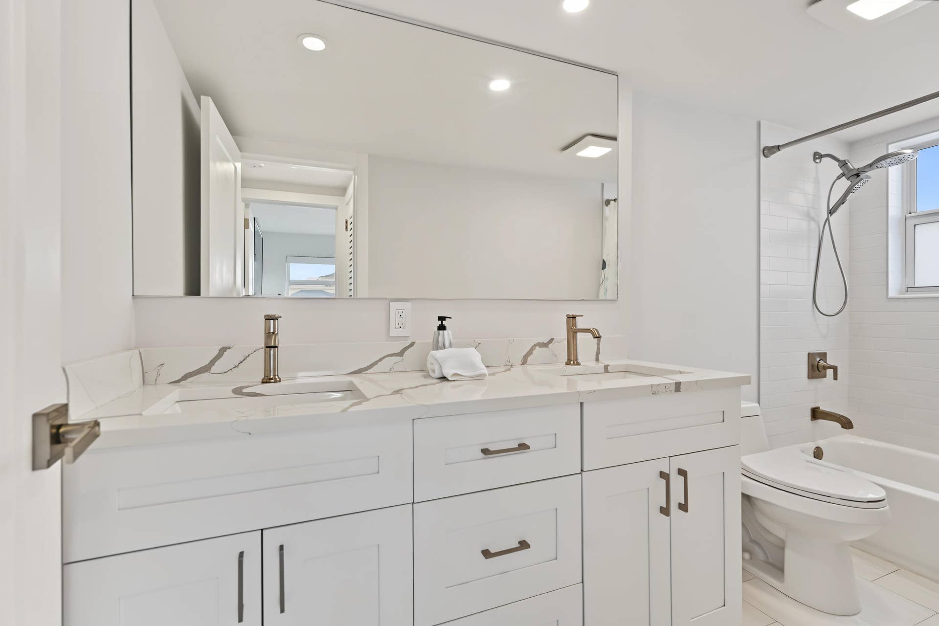 3003 TERRAMAR Street, #1701, Fort Lauderdale, FL 33304 BATHROOM