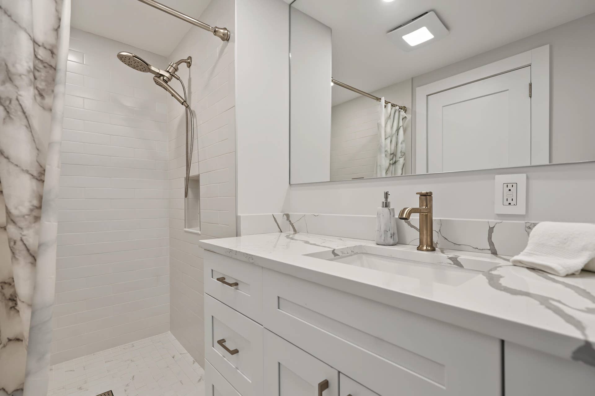 3003 TERRAMAR Street, #1701, Fort Lauderdale, FL 33304 MASTER BATH