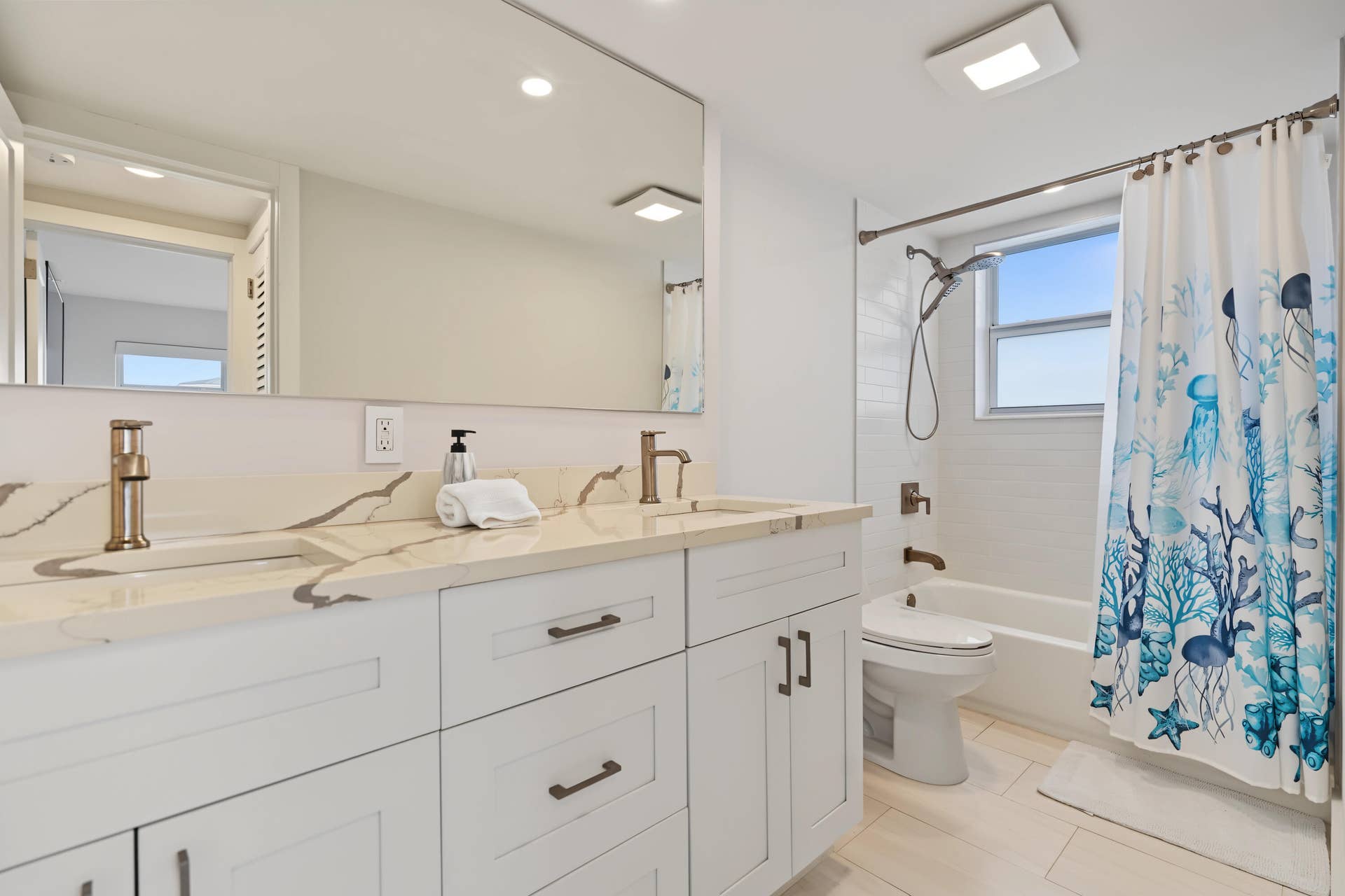 3003 TERRAMAR Street, #1701, Fort Lauderdale, FL 33304 BATHROOM