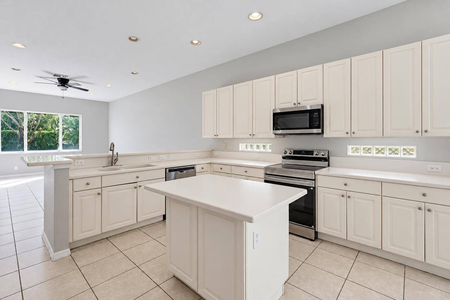 122 SARONA Circle, Royal Palm Beach, FL 33411 SC3