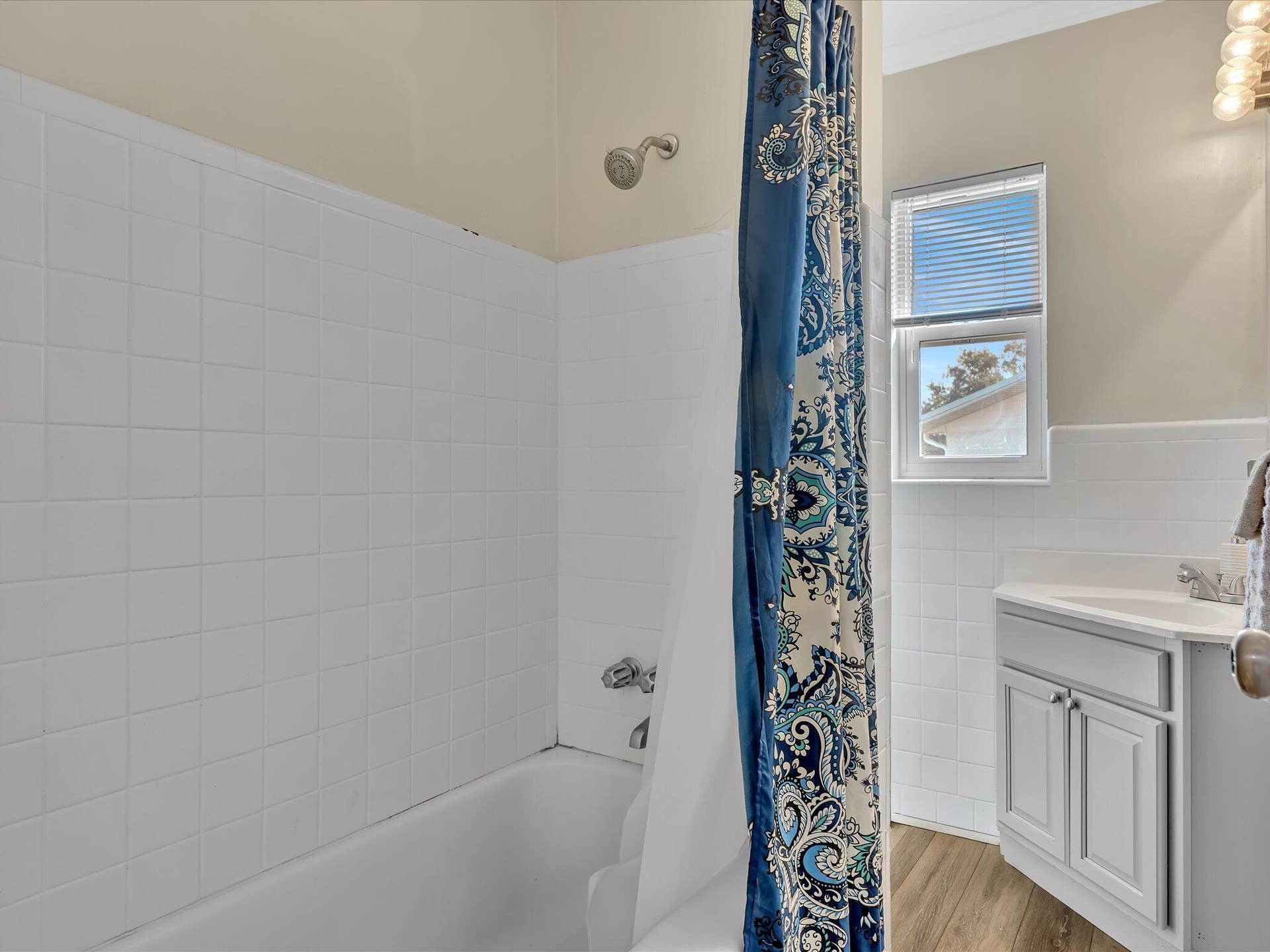 467 Alice Drive, Melbourne, FL 32935 Guest Bath