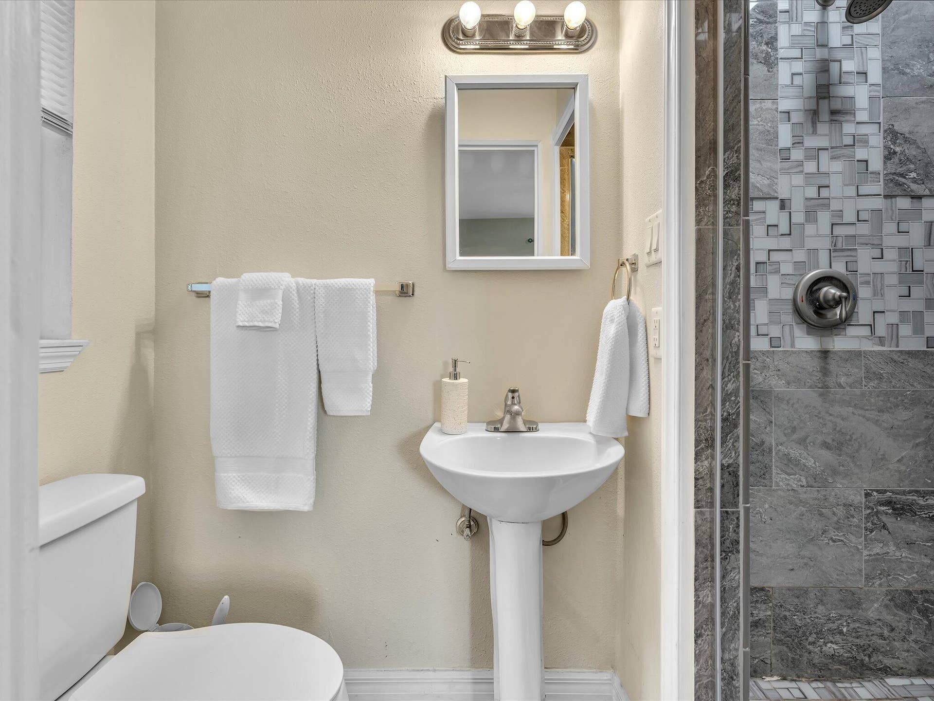467 Alice Drive, Melbourne, FL 32935 Primary Bath