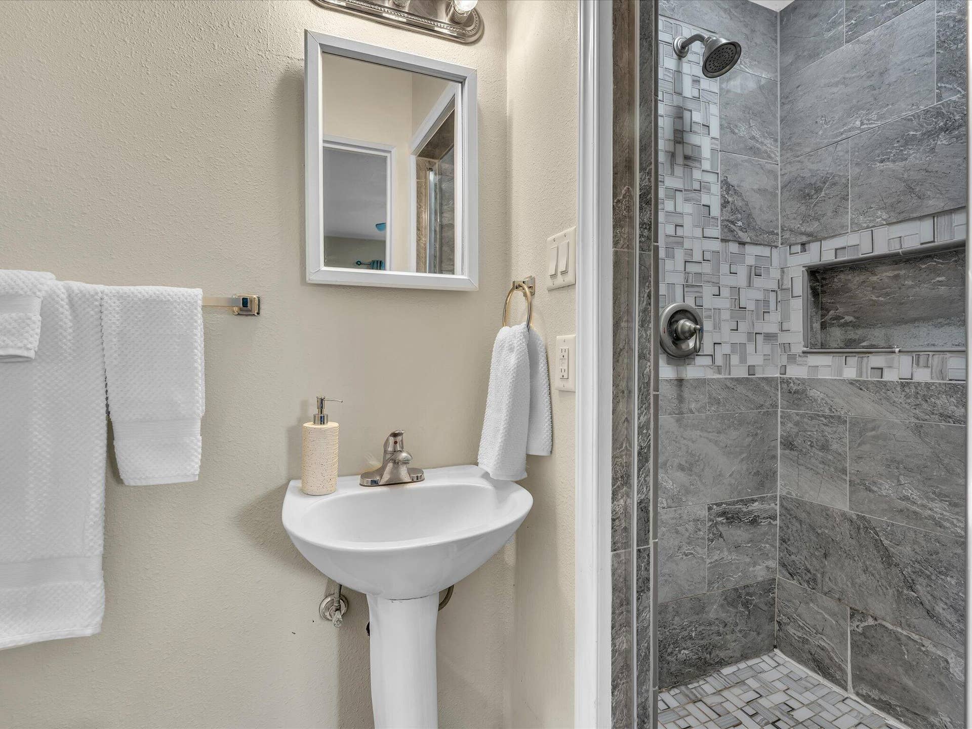 467 Alice Drive, Melbourne, FL 32935 Remodeled Primary Bath
