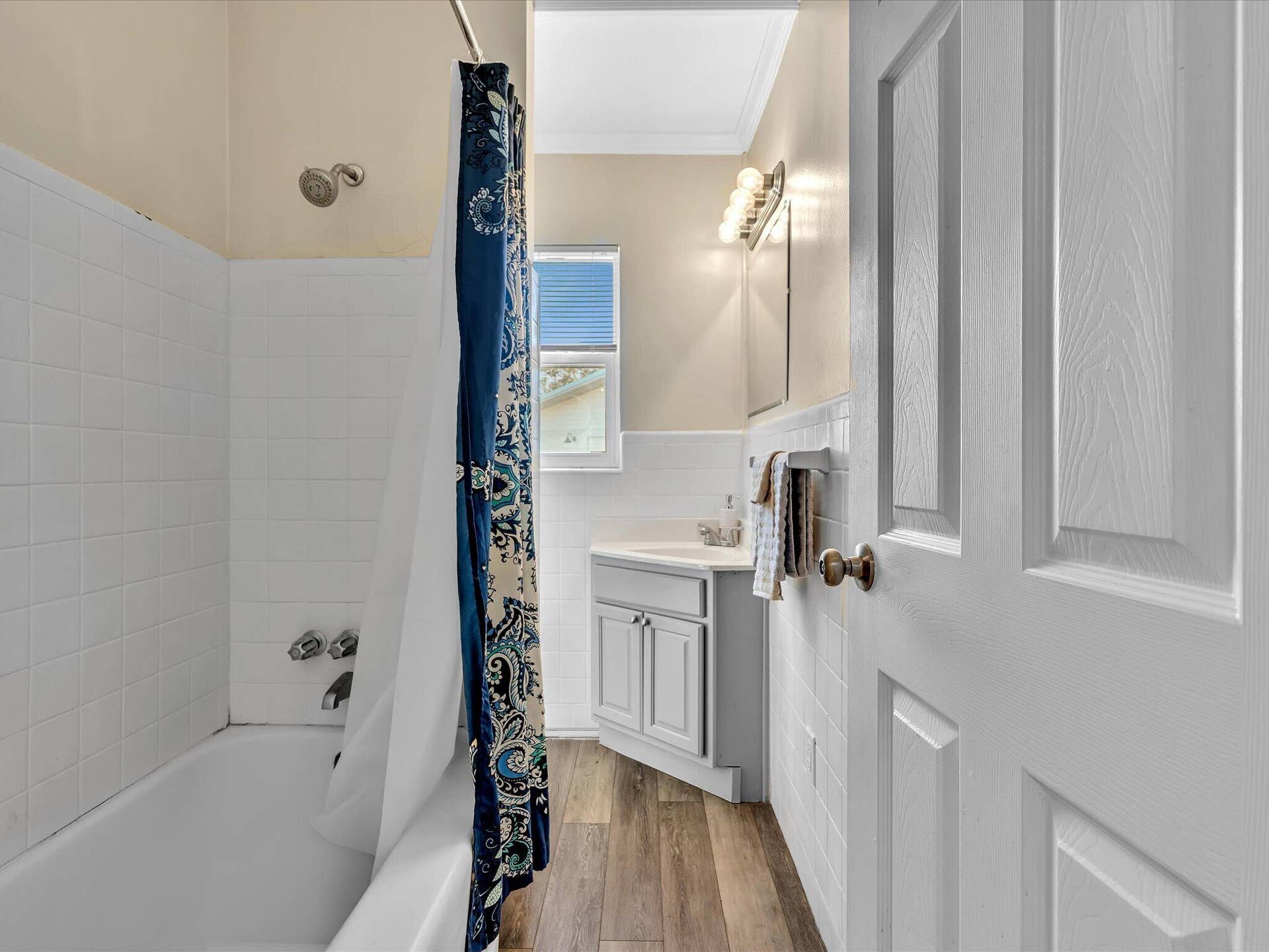 467 Alice Drive, Melbourne, FL 32935 Guest Bath with Tub