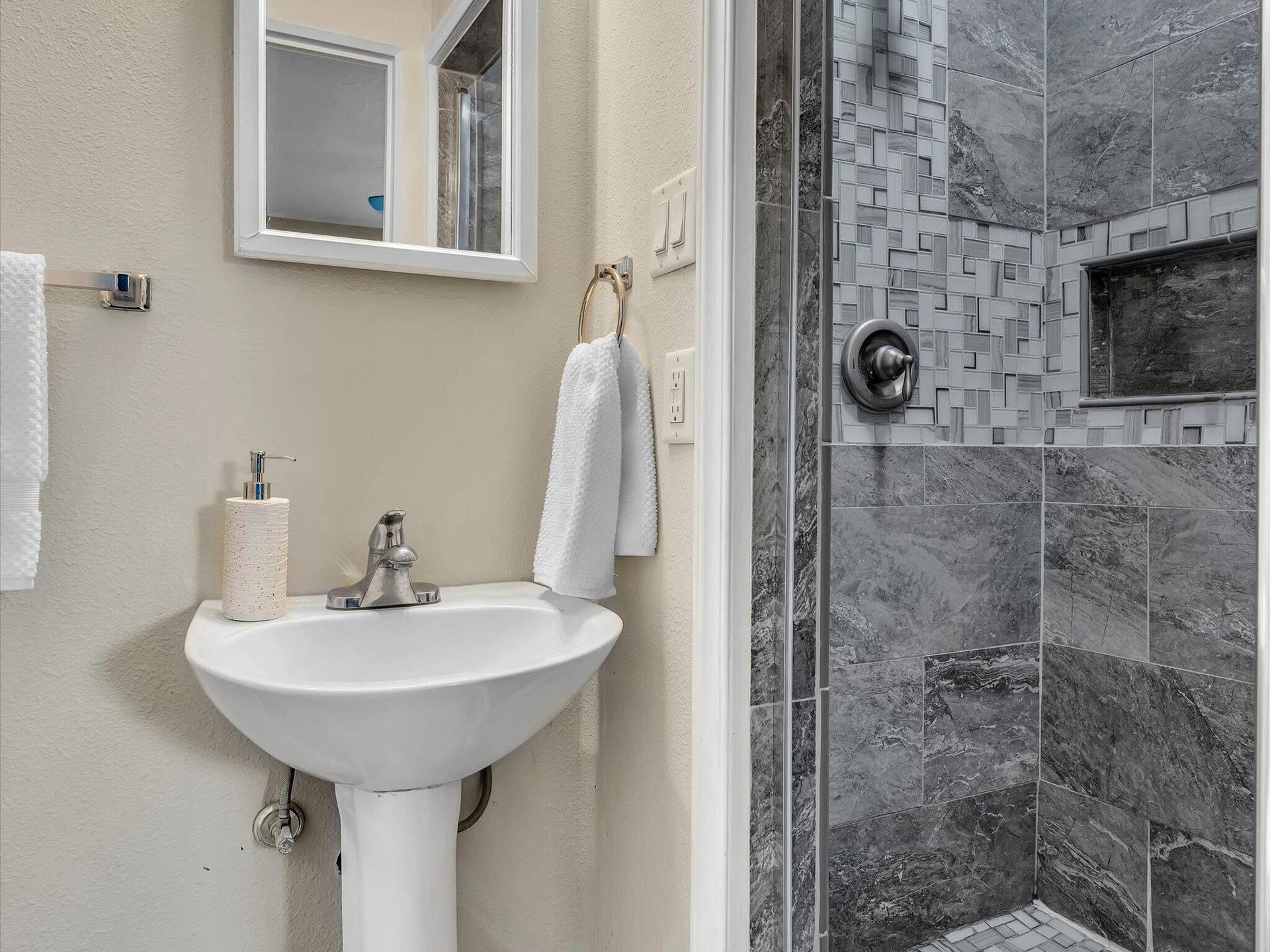467 Alice Drive, Melbourne, FL 32935 Step in Shower