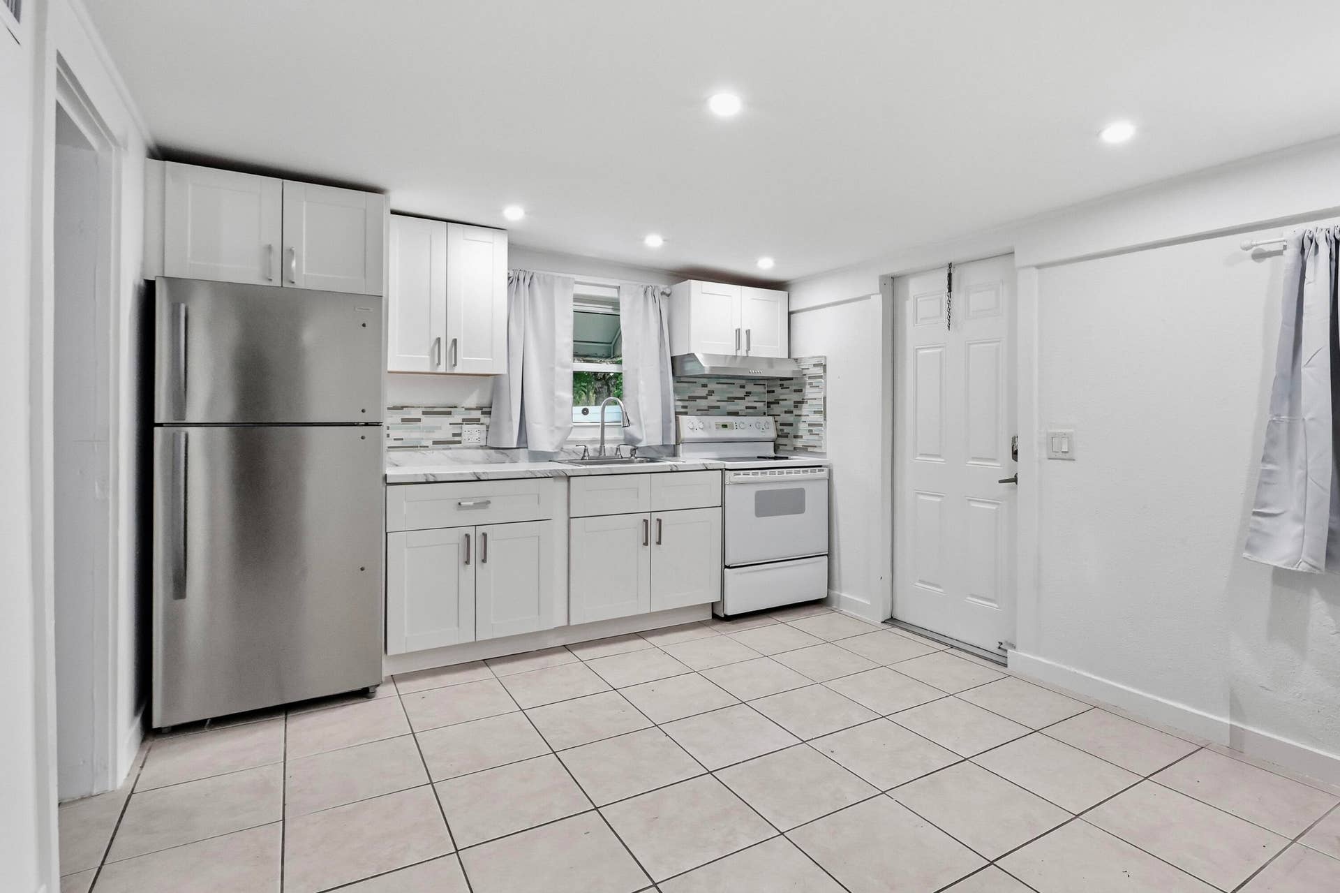 629 SE 4th Avenue, #Back, Delray Beach, FL 33483 Kitchen/Living