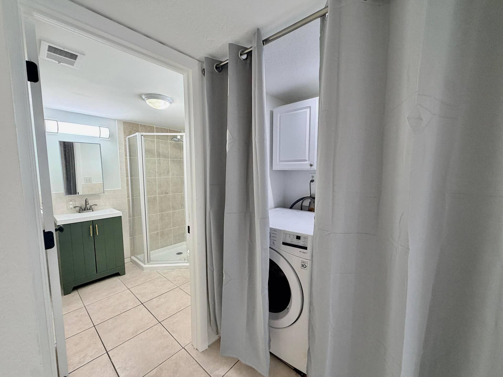 629 SE 4th Avenue, #Back, Delray Beach, FL 33483 Bath and Laundry