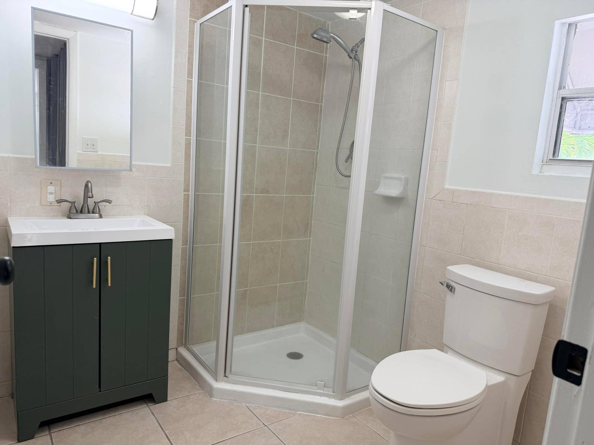 629 SE 4th Avenue, #Back, Delray Beach, FL 33483 bathroom
