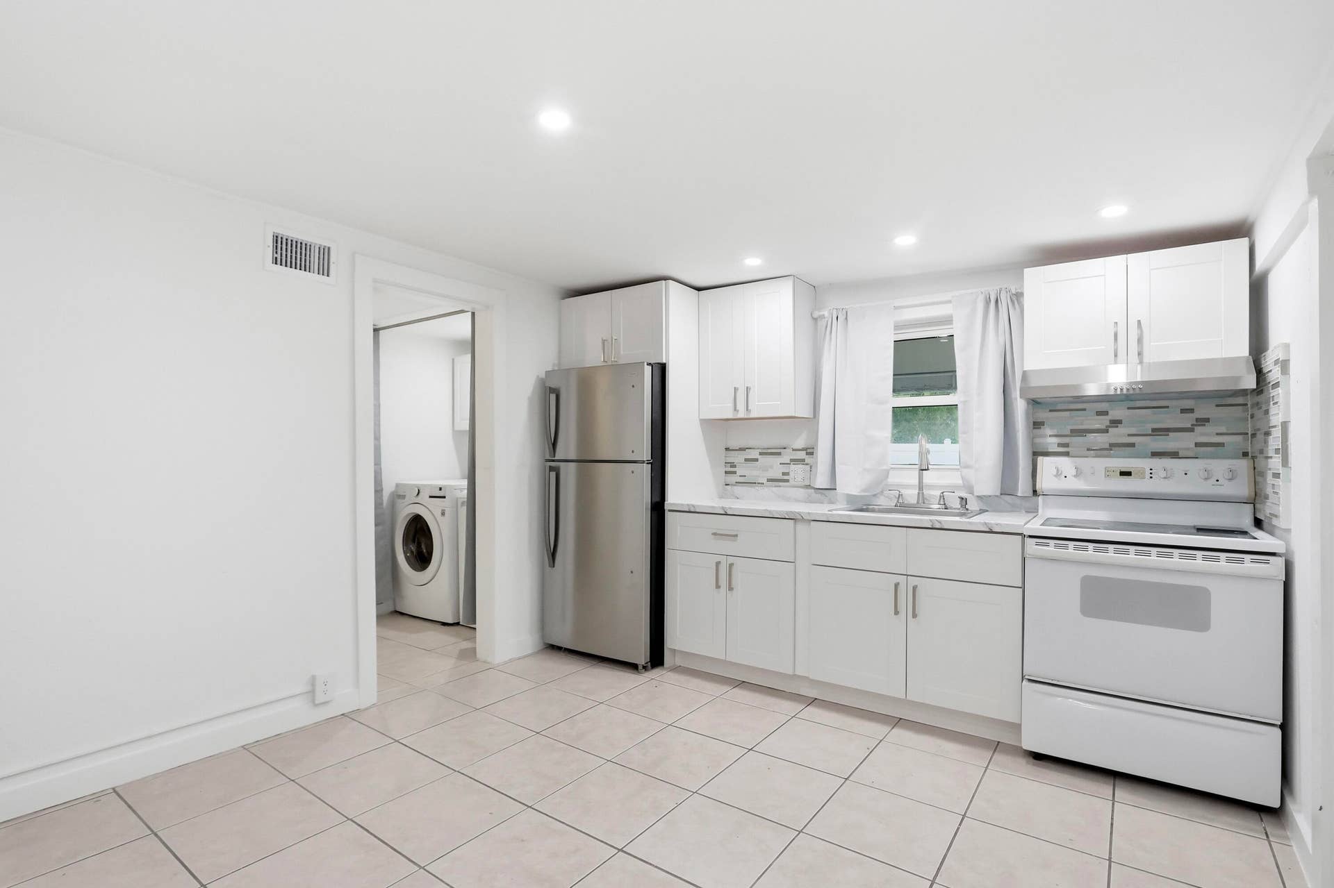 629 SE 4th Avenue, #Back, Delray Beach, FL 33483 Kitchen/living