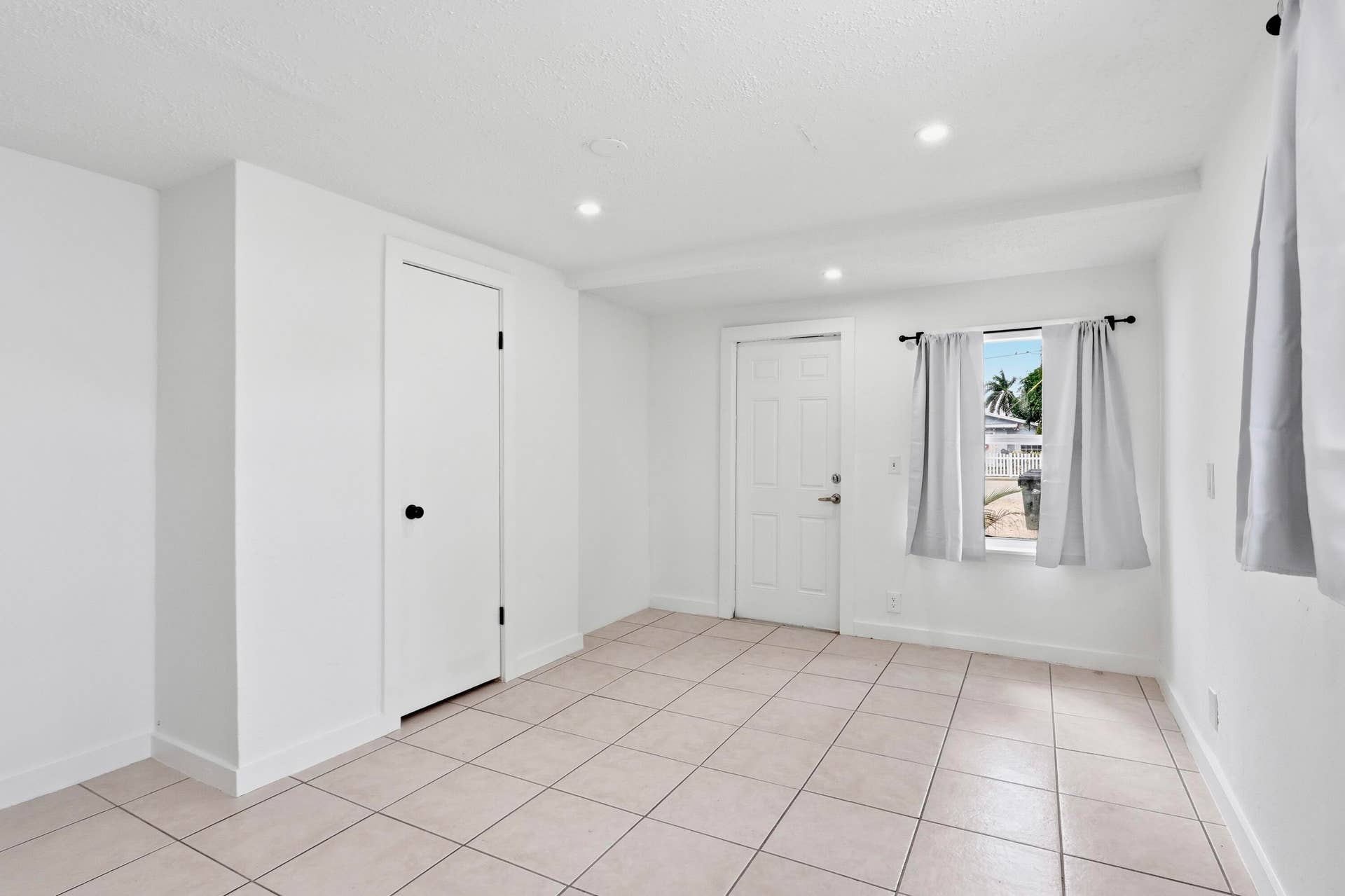 629 SE 4th Avenue, #Back, Delray Beach, FL 33483 Front room/iiving room/Bed 2