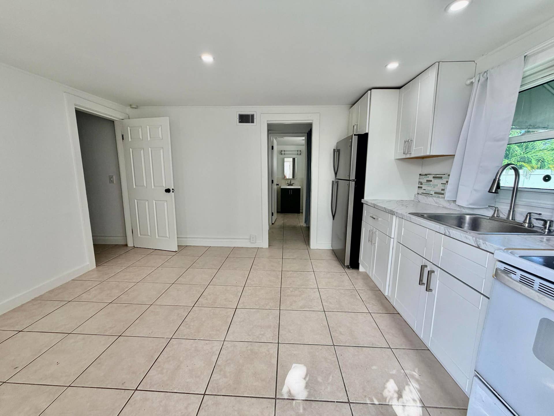 629 SE 4th Avenue, #Back, Delray Beach, FL 33483 Kitchen-LVRM