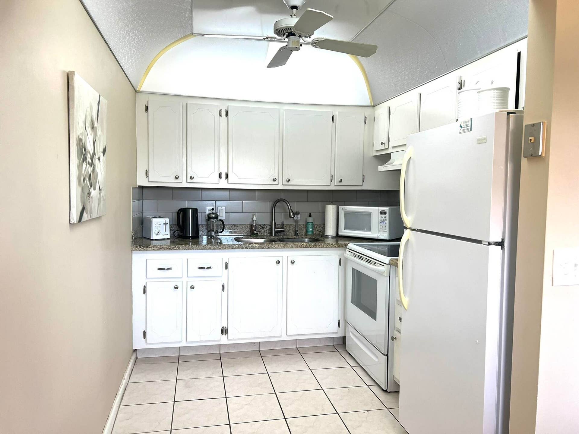 358 TILFORD Q, #358, Deerfield Beach, FL 33442 Kitchen with room for a prep cart or cabinet. Granite Countertops and subway backsplash