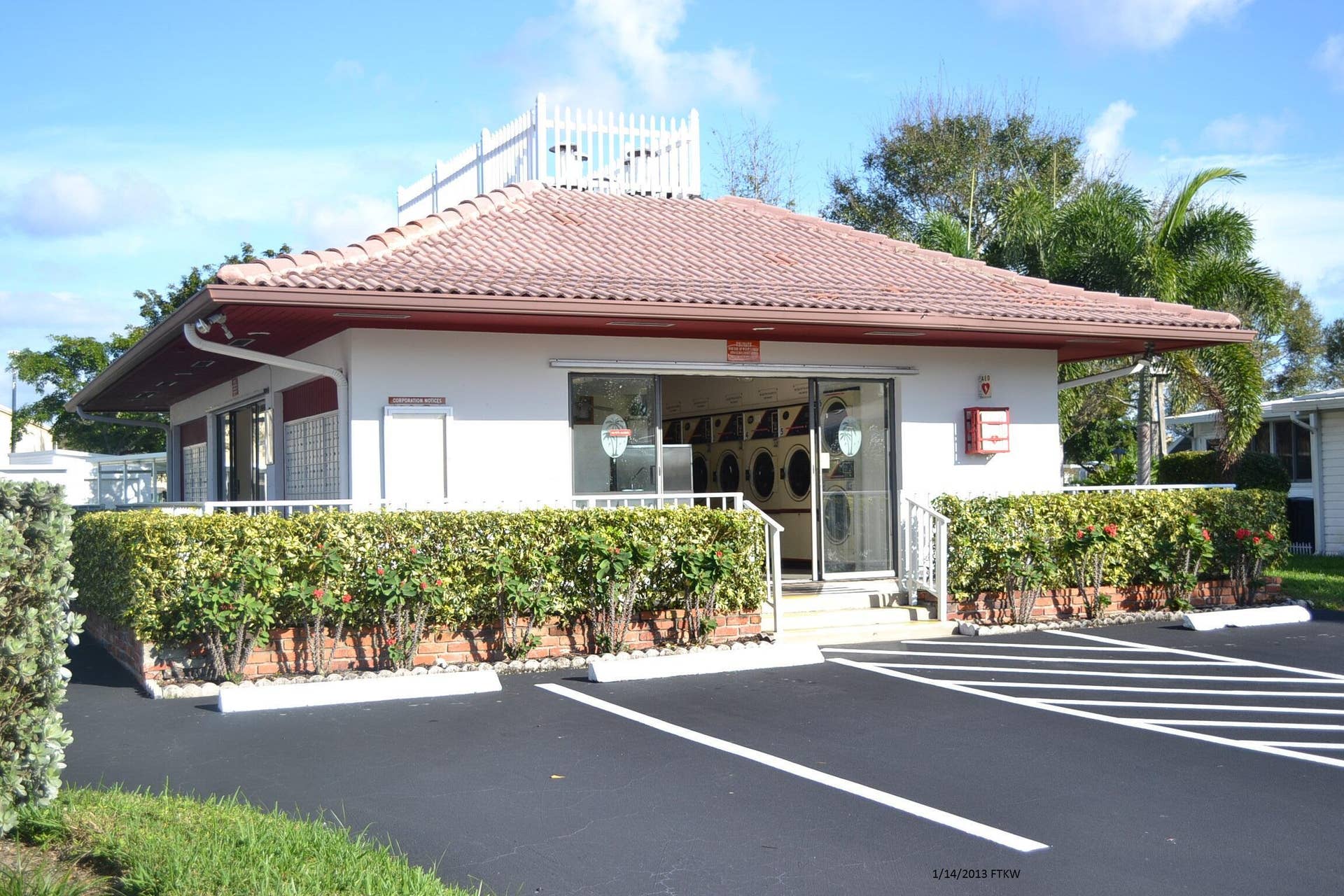 8261 E CLUB Road, Boca Raton, FL 33433 West Lakes Laundry Room