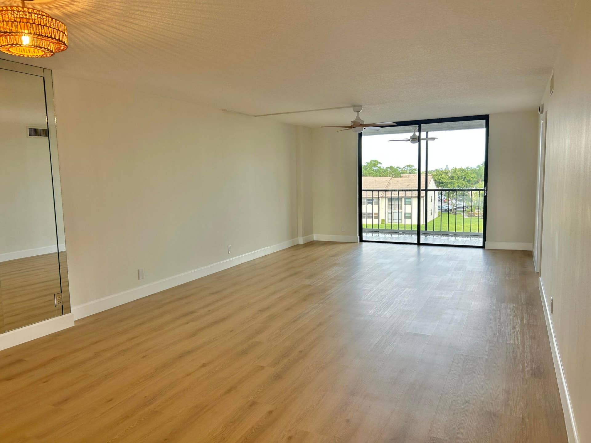4725 LUCERNE LAKES Boulevard E, #413, Lake Worth, FL 33467 Living Room