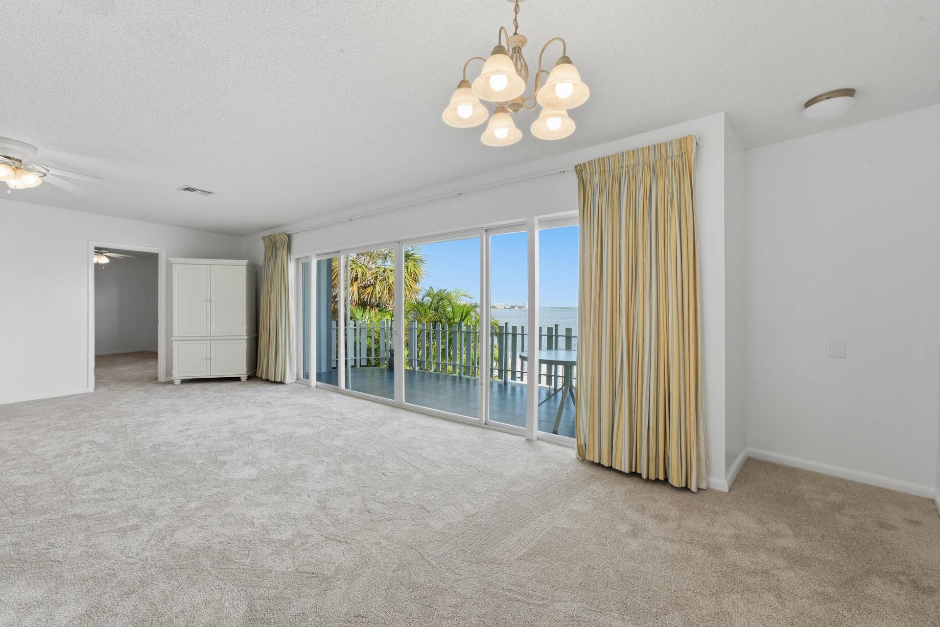 371 Wilma Circle, #4, Riviera Beach, FL 33404 Dining to Living Room