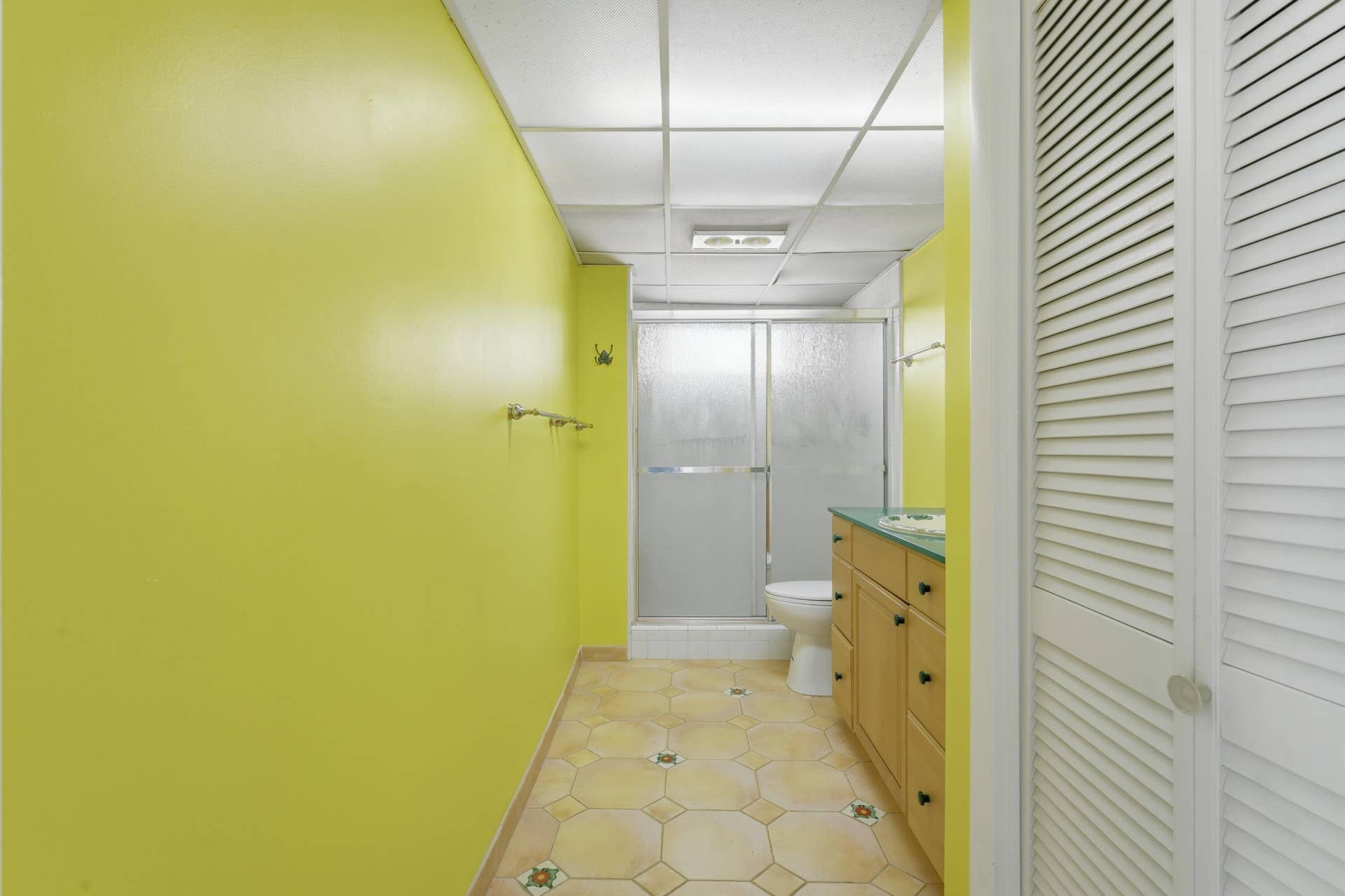 371 Wilma Circle, #4, Riviera Beach, FL 33404 Guest Bathroom - 2nd Full Bathroom