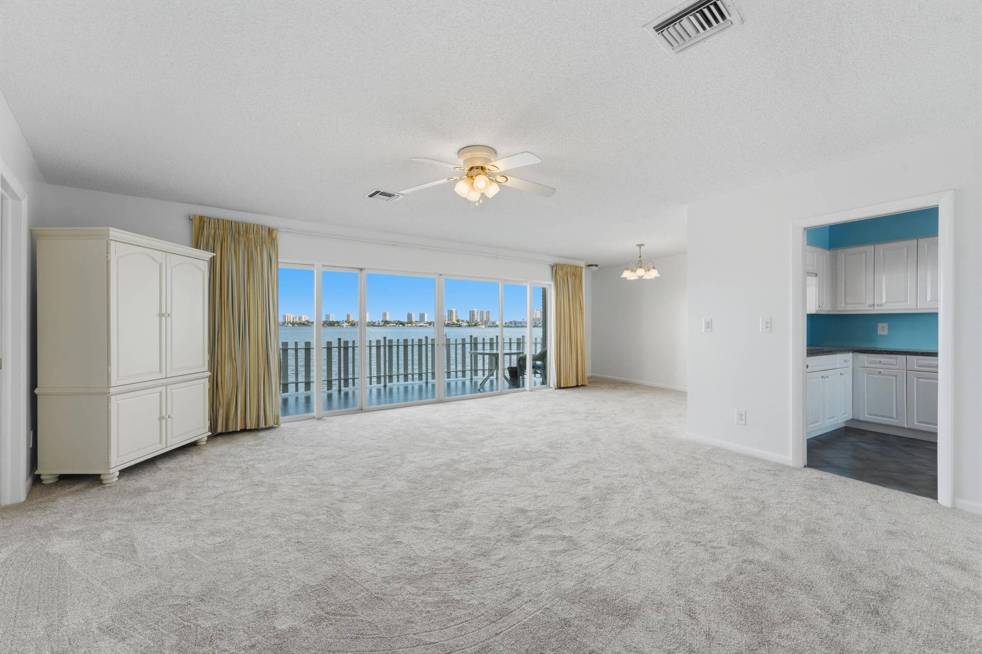 371 Wilma Circle, #4, Riviera Beach, FL 33404 Living Room