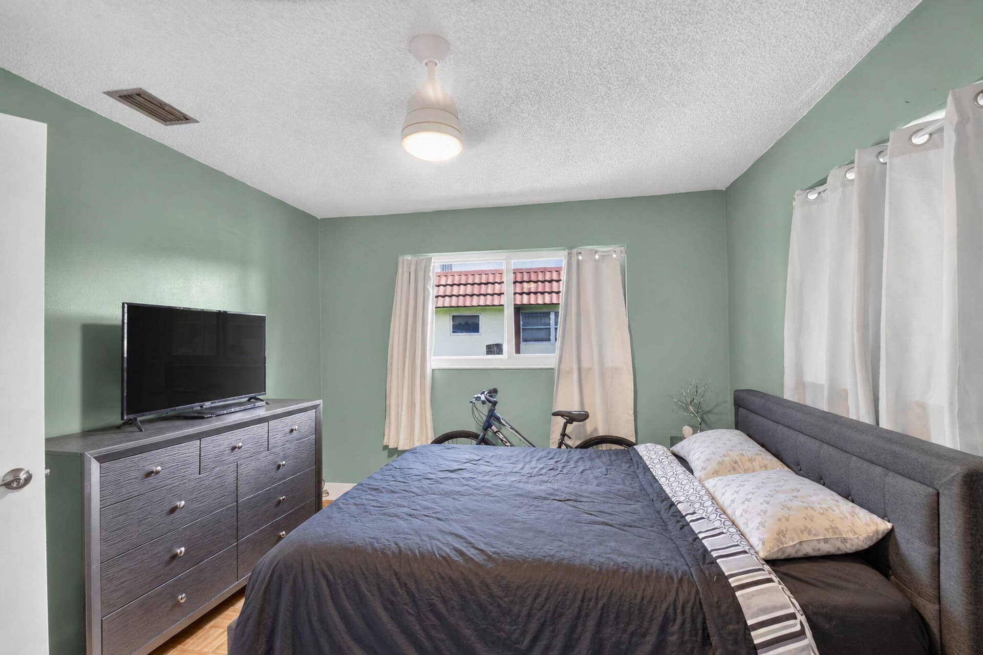 5780 Fernley Drive W, #109, West Palm Beach, FL 33415 34-web-or-mls-DSC_5078(1)