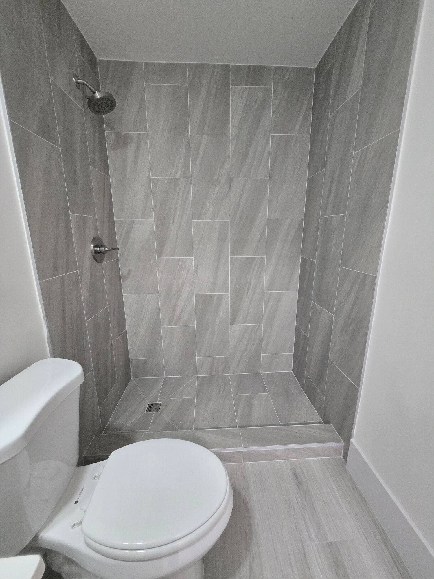 2269 NE 2nd Avenue, Boca Raton, FL 33431 Primary Bathroom