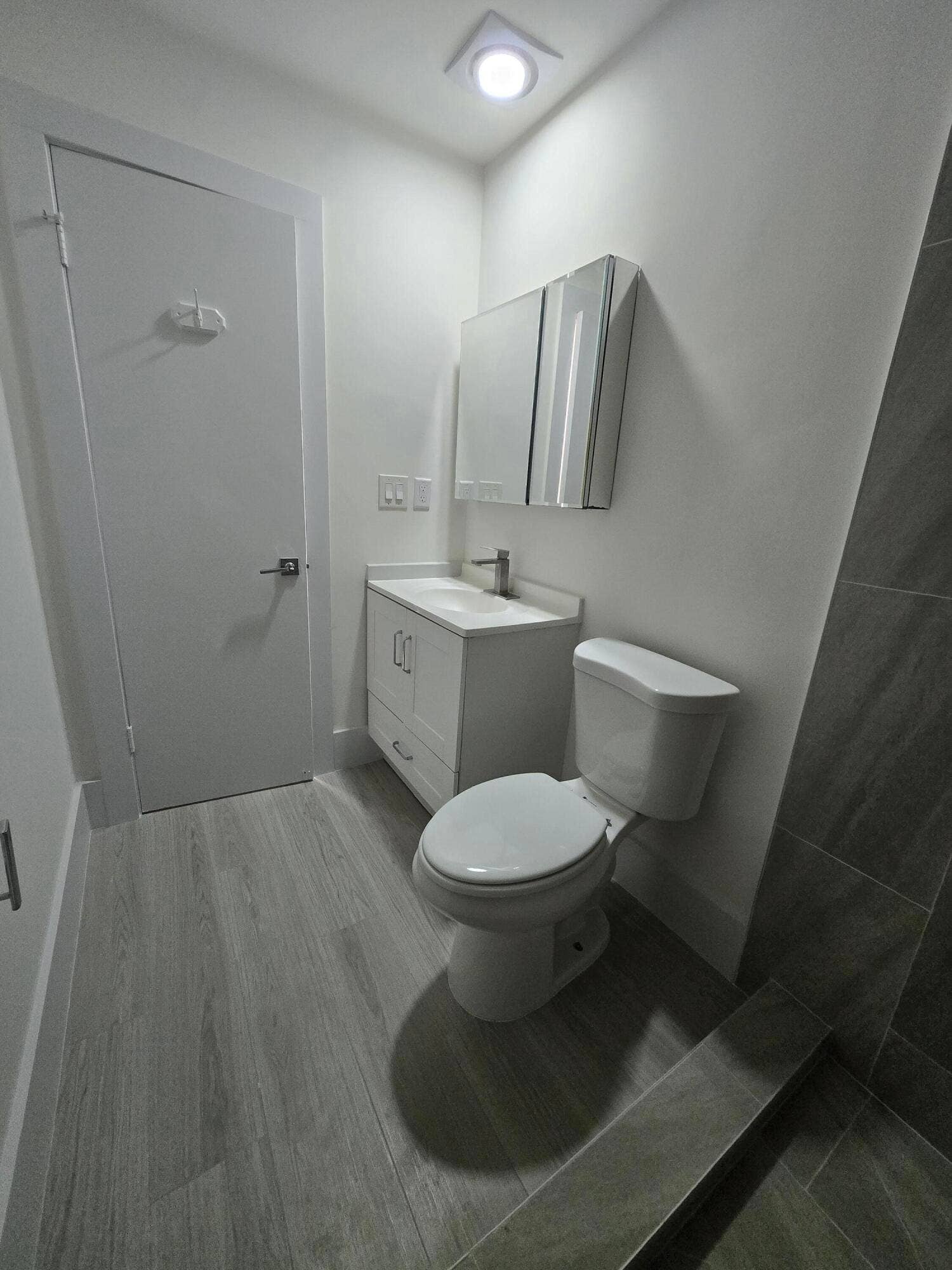 2269 NE 2nd Avenue, Boca Raton, FL 33431 Primary Bathroom