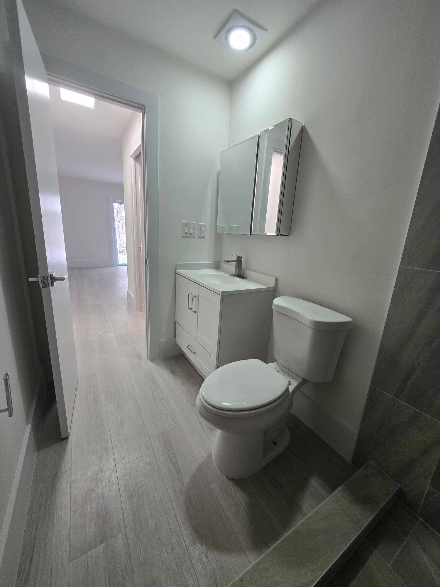 2269 NE 2nd Avenue, Boca Raton, FL 33431 Primary Bathroom