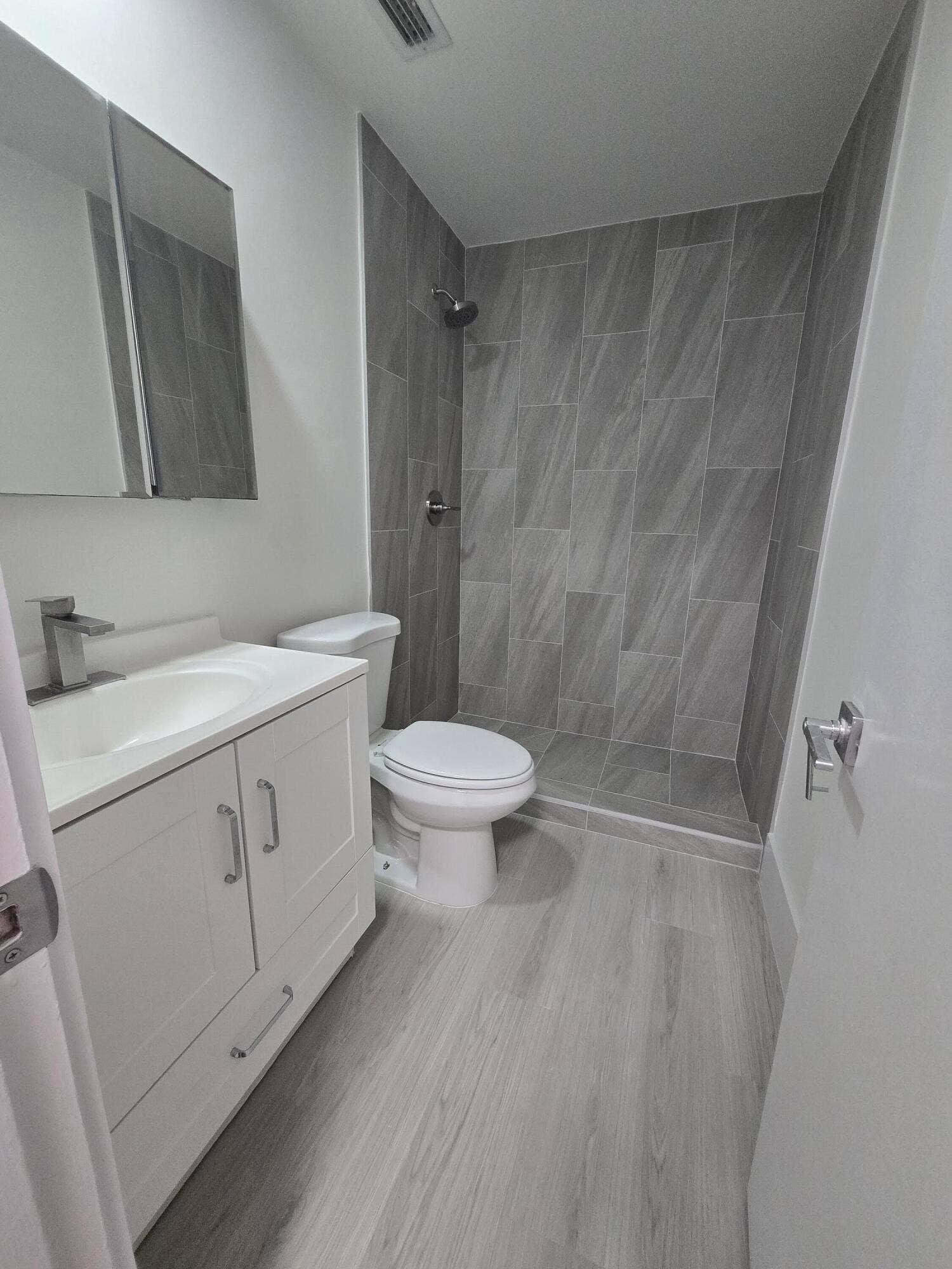 2269 NE 2nd Avenue, Boca Raton, FL 33431 Primary Bathroom