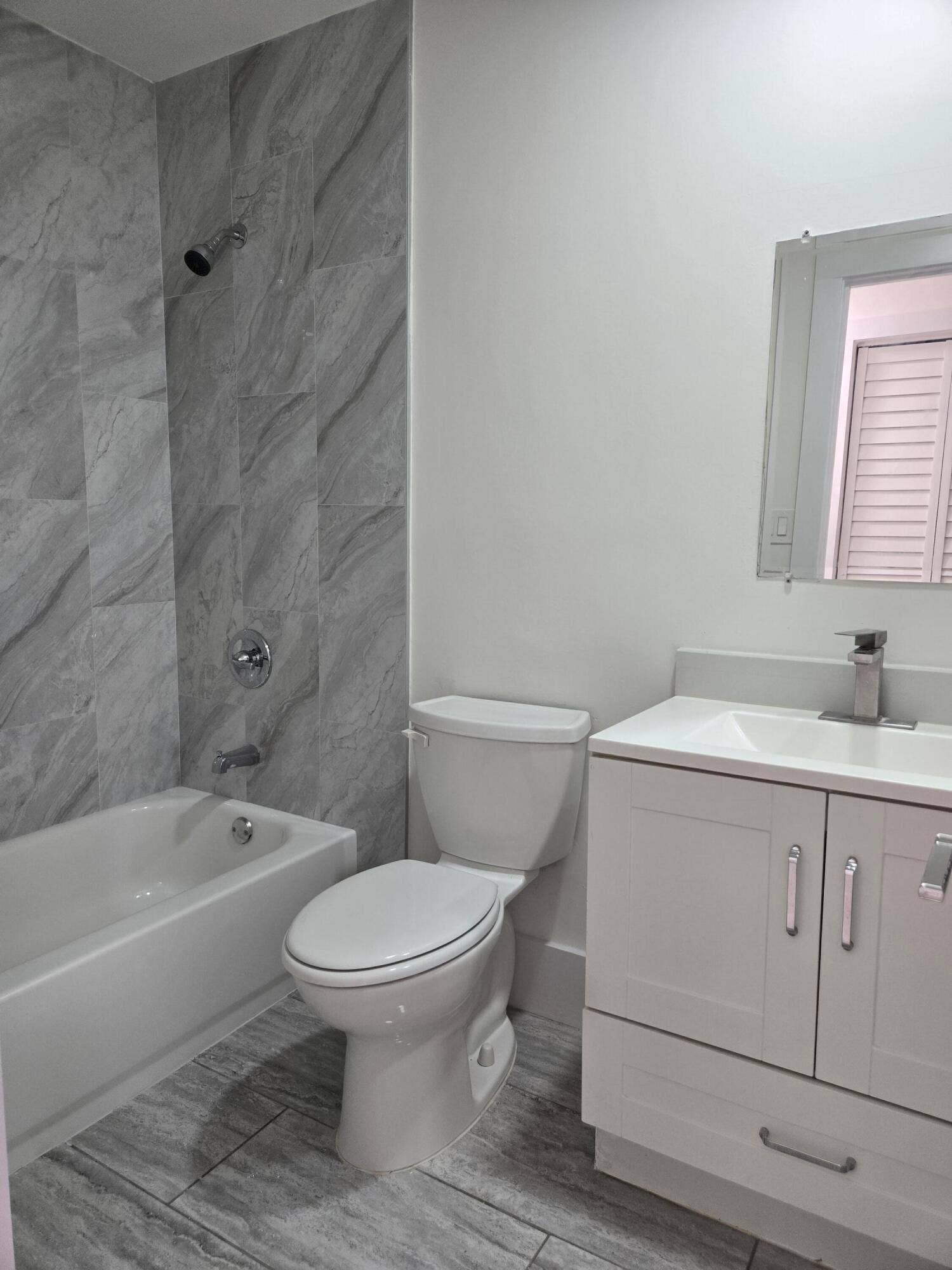 2269 NE 2nd Avenue, Boca Raton, FL 33431 Guest Bathroom