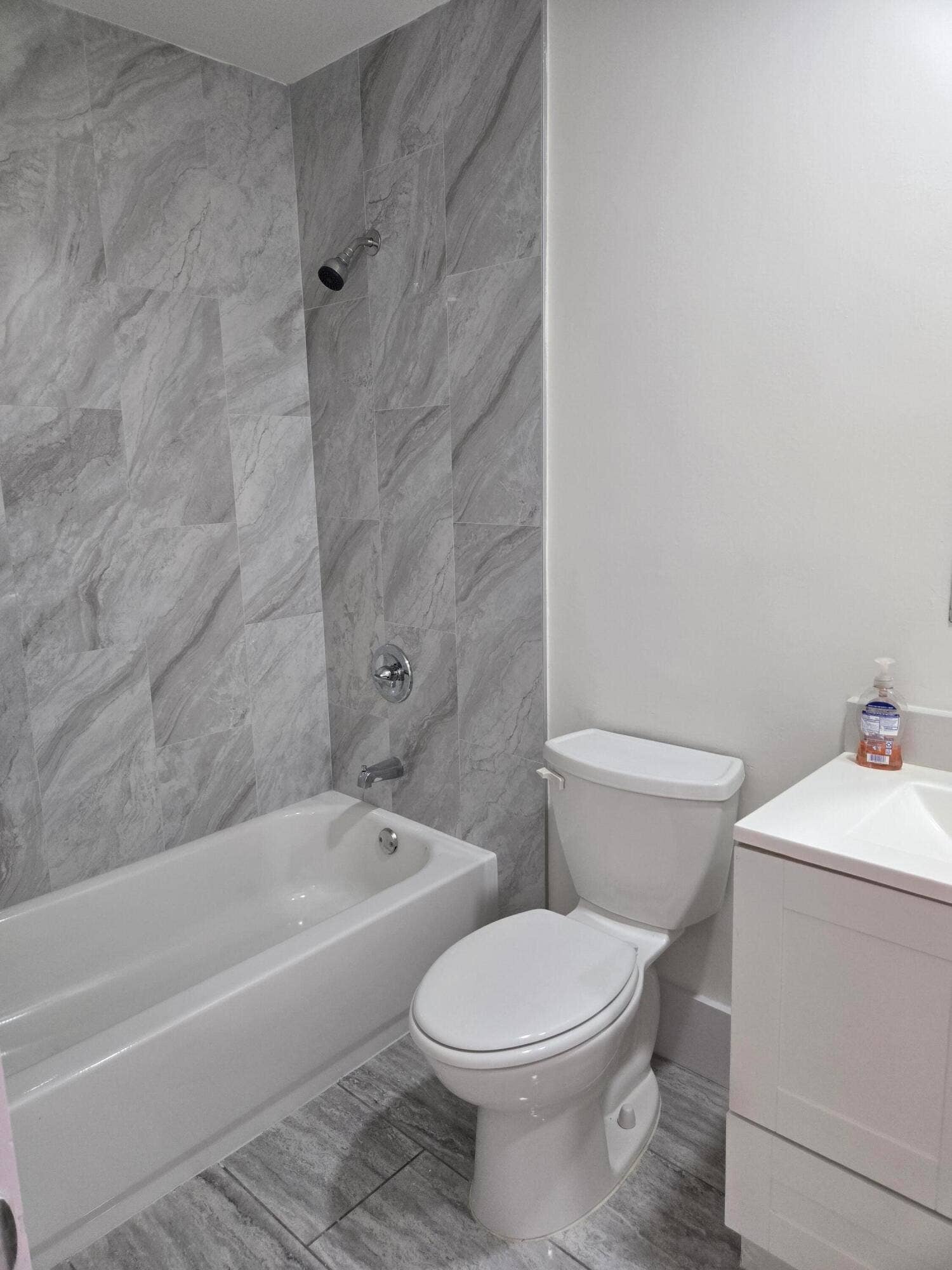 2269 NE 2nd Avenue, Boca Raton, FL 33431 Guest Bathroom
