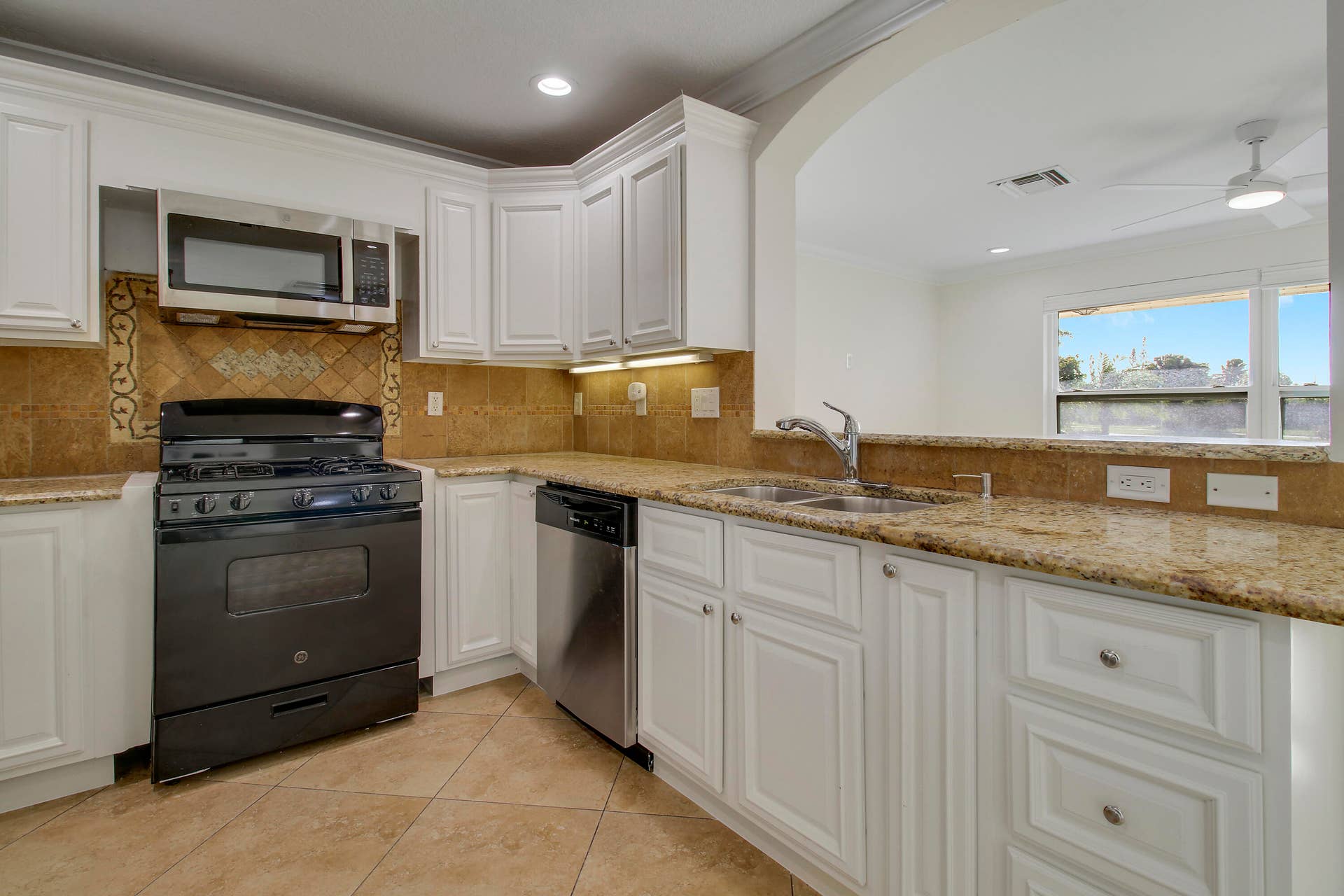 4227 CRESTDALE Street, Palm Beach Gardens, FL 33410 Kitchen