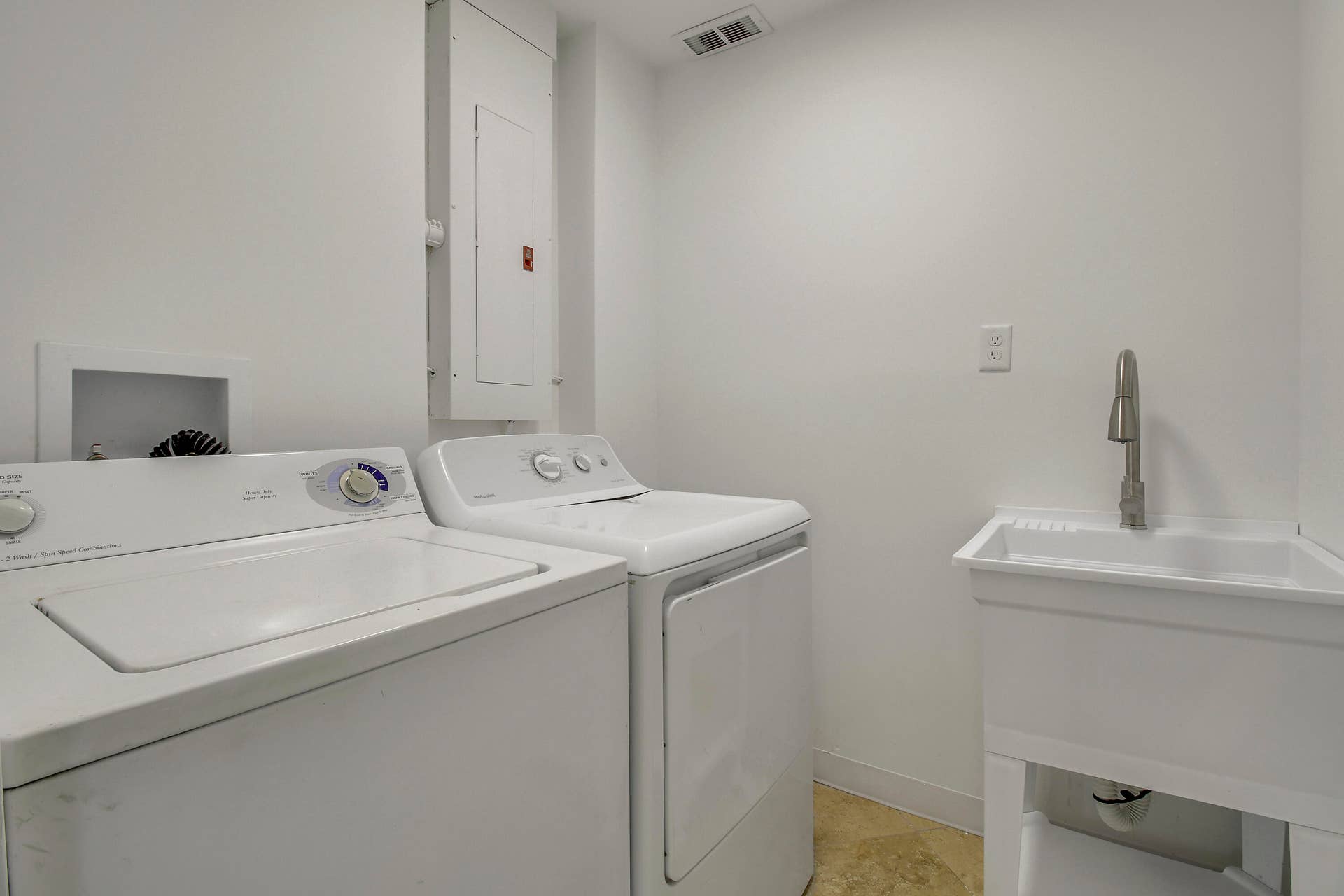 4227 CRESTDALE Street, Palm Beach Gardens, FL 33410 Laundry
