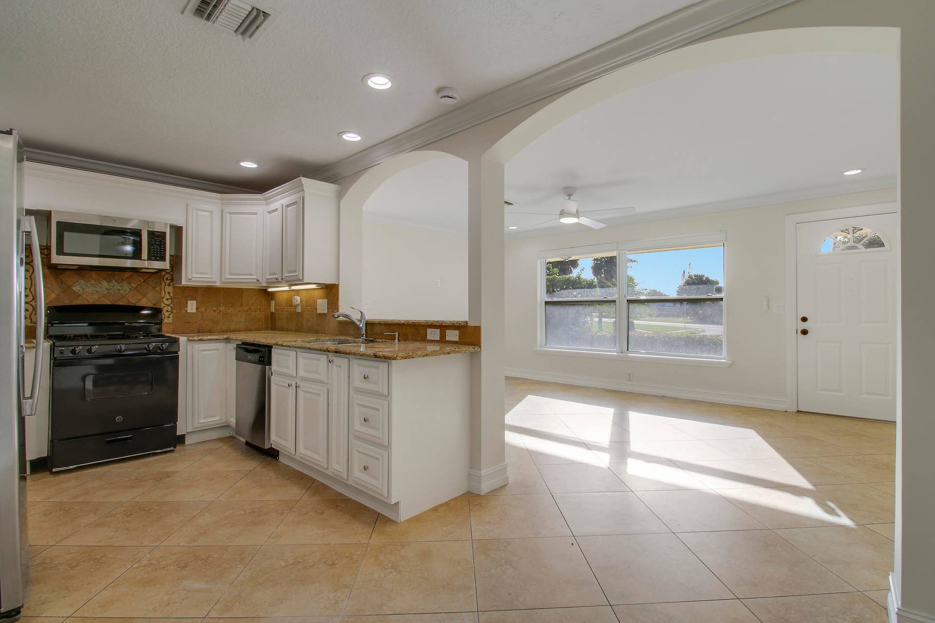 4227 CRESTDALE Street, Palm Beach Gardens, FL 33410 Kitchen / Living Room