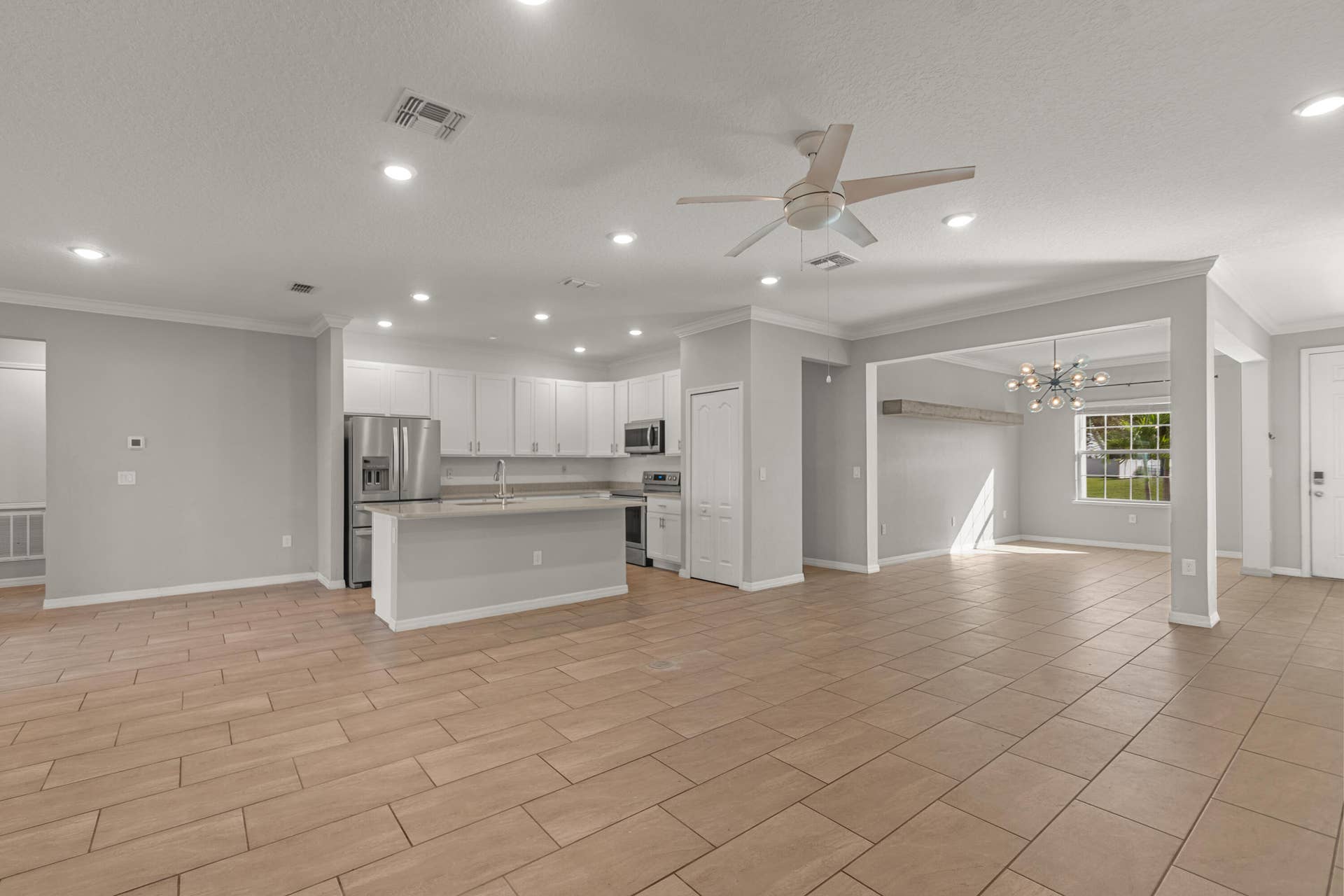 8055 102nd Avenue, Vero Beach, FL 32967 Family/Living room