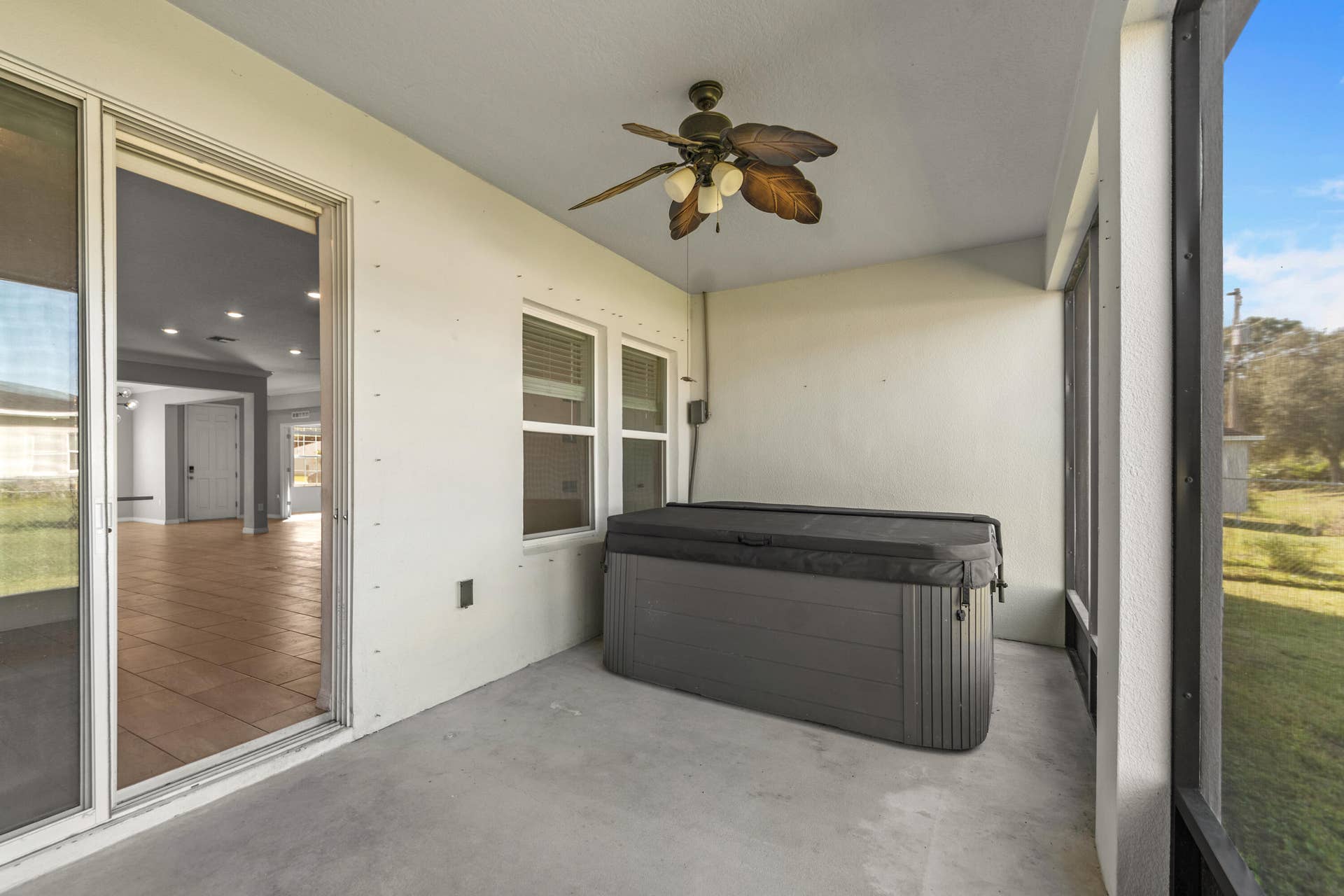 8055 102nd Avenue, Vero Beach, FL 32967 Hot Tub
