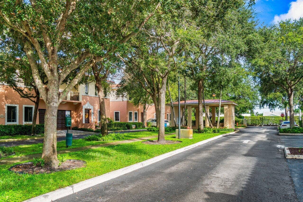 2611 VENETIAN Drive, Boynton Beach, FL 33426 Greenspace with Garden Walk to the Neighborhood Meet-up & Mailboxes