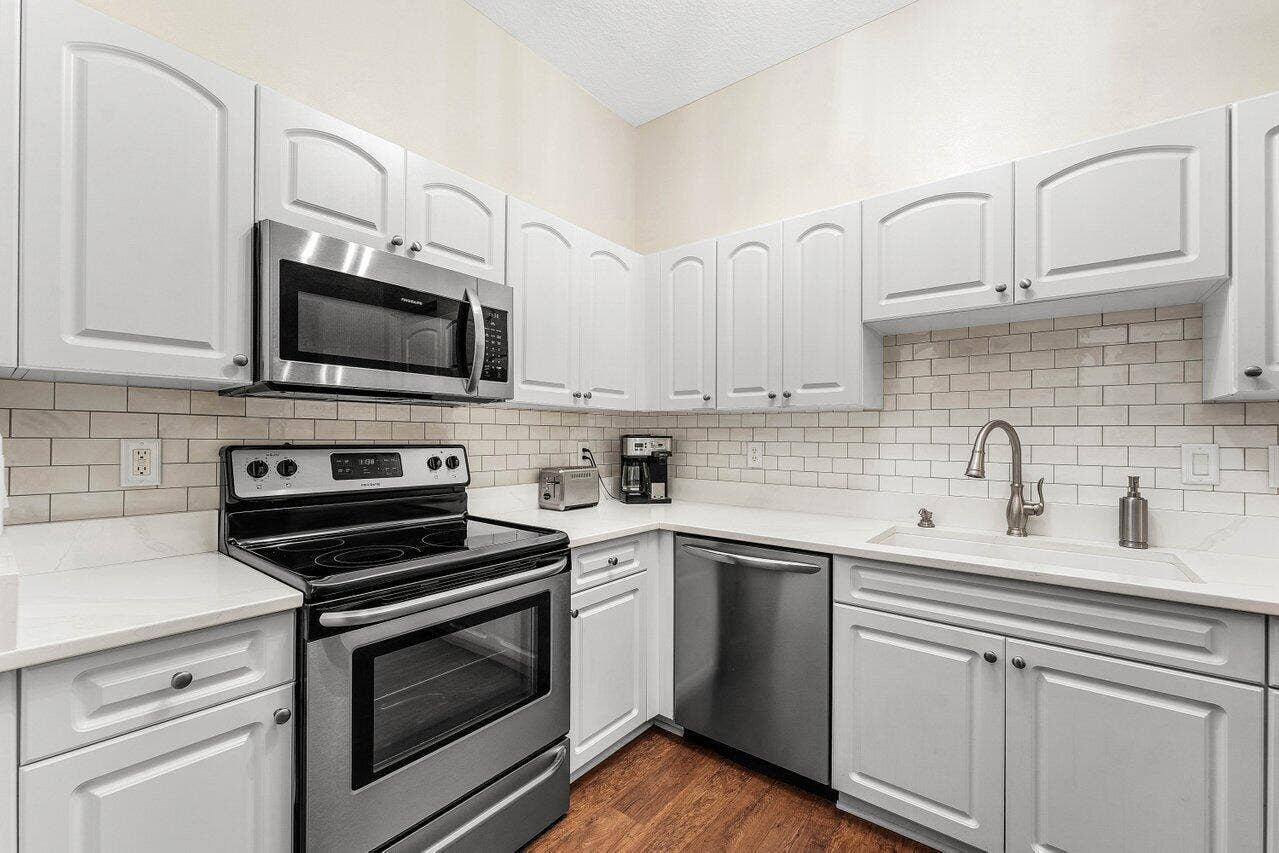 2611 VENETIAN Drive, Boynton Beach, FL 33426 Quartz countertops, Frigidaire Gallery appliances, modern backsplash...