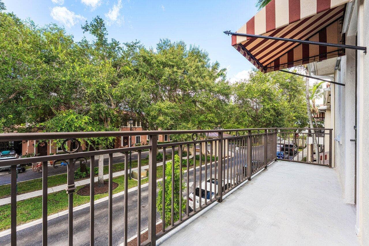 2611 VENETIAN Drive, Boynton Beach, FL 33426 Breezy and Spacious