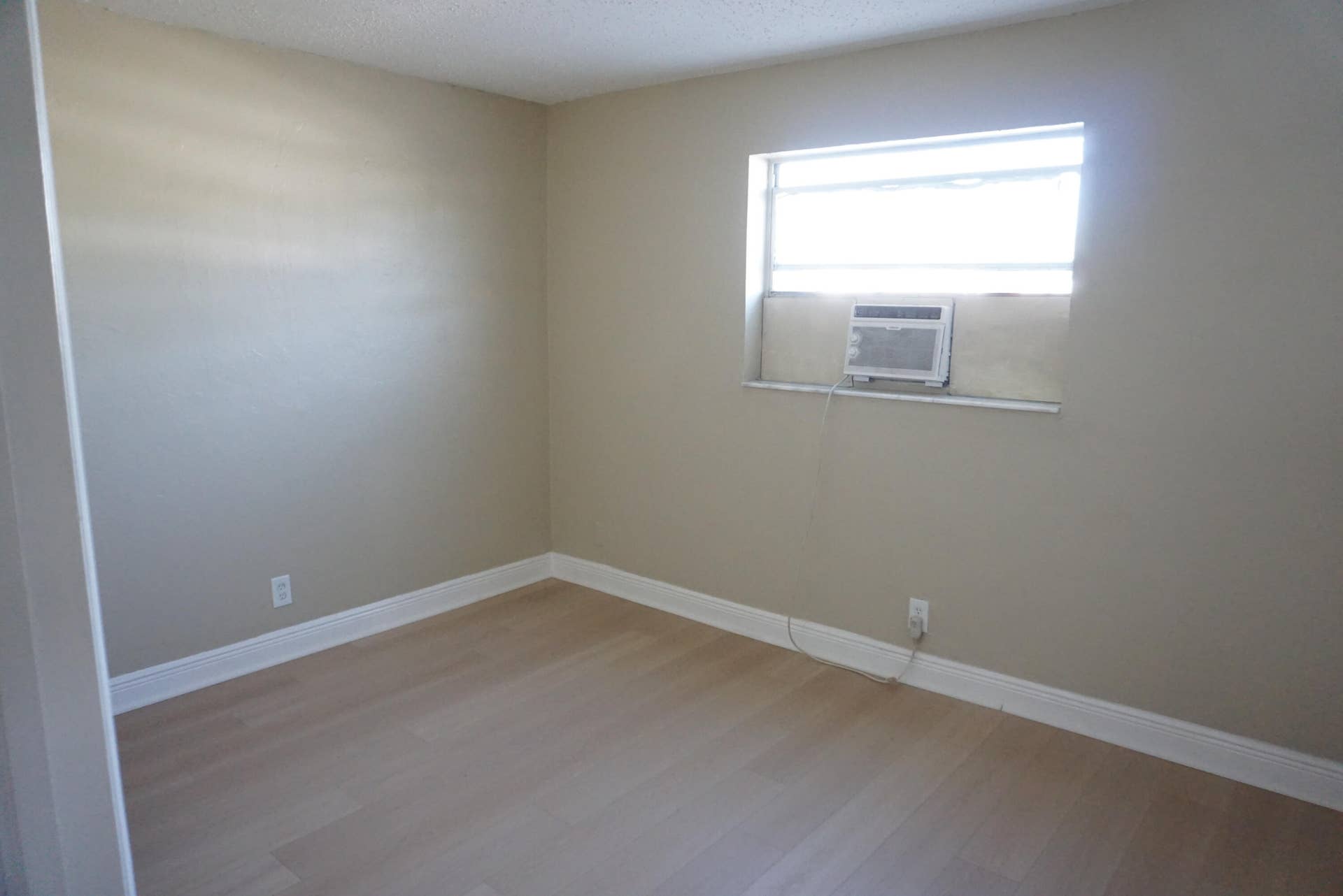 1601 W 37th Street, #8, Riviera Beach, FL 33404 DSC08636