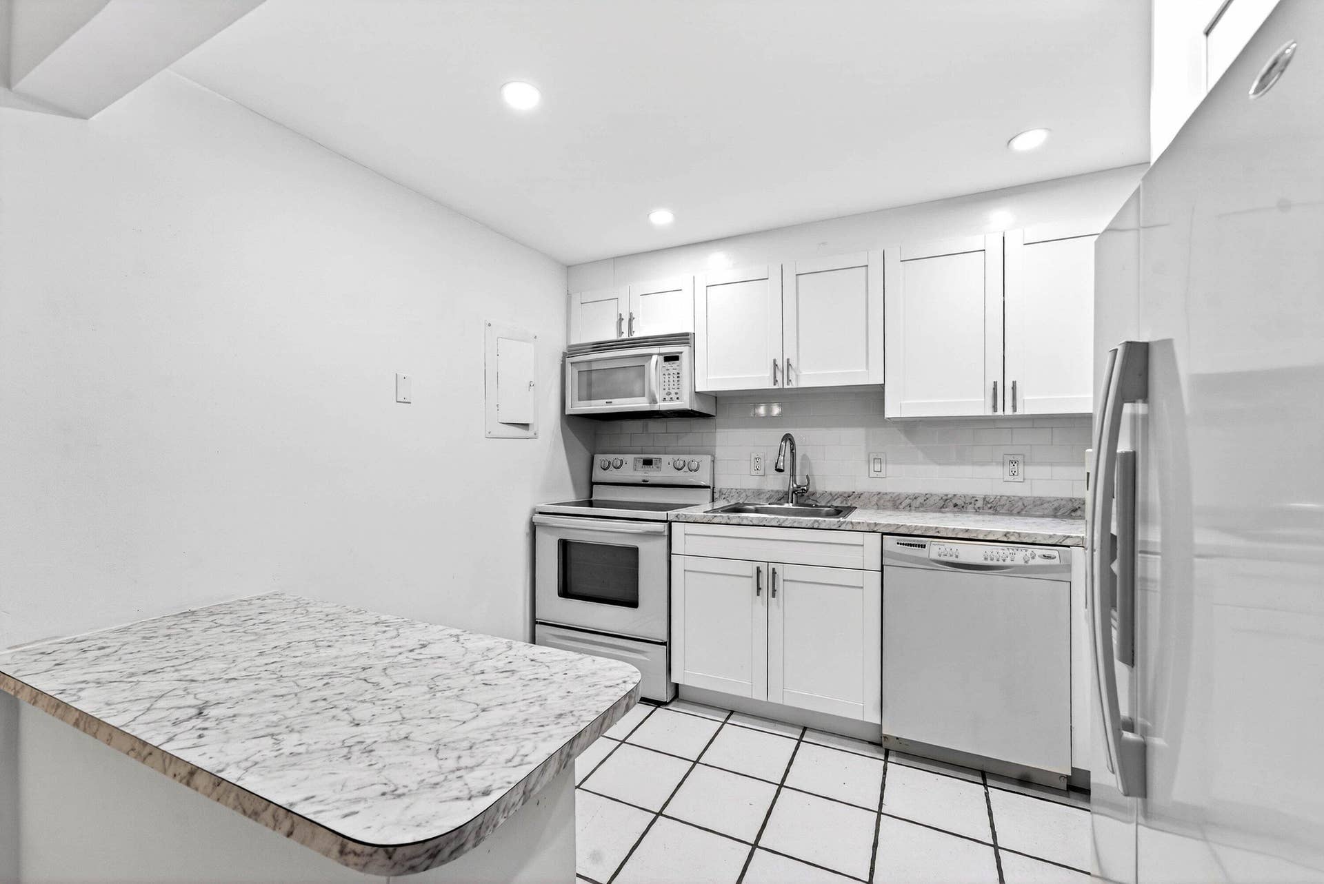 Kitchen with breakfast bar