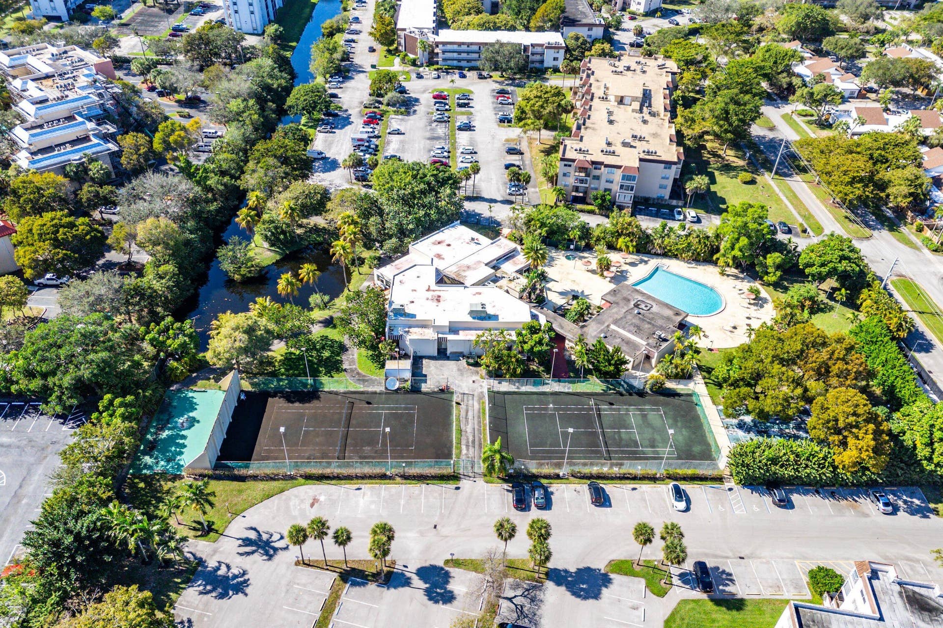 Tennis courts, clubhouse and Pool