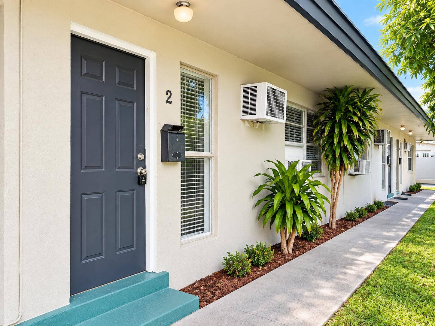 815 2ND Street, #2, West Palm Beach, West Palm Beach, FL 33401 Entrada soleada de apartamentos tropical