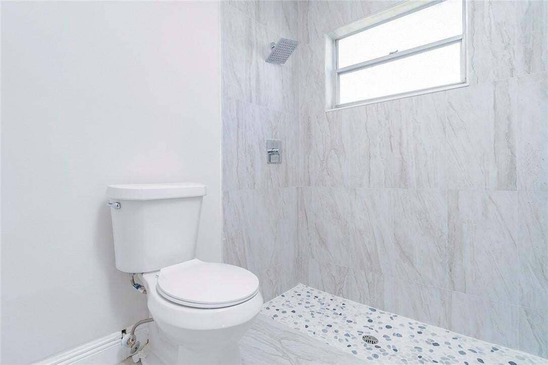 Master bathroom (2)