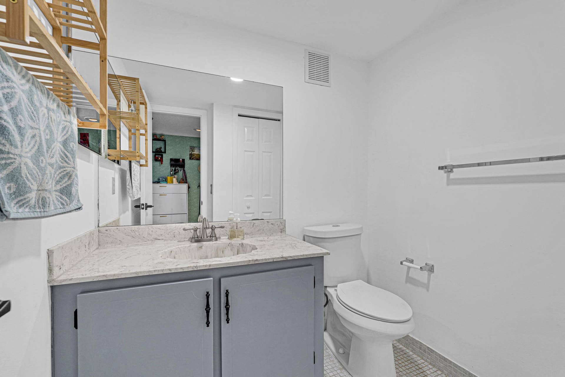 16200 Golf Club Road, #206, Weston, FL 33326 Half bath