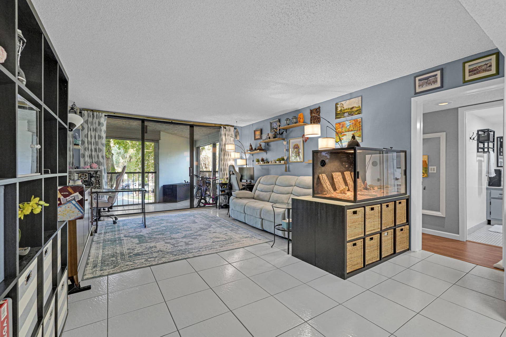 16200 Golf Club Road, #206, Weston, FL 33326 Living room
