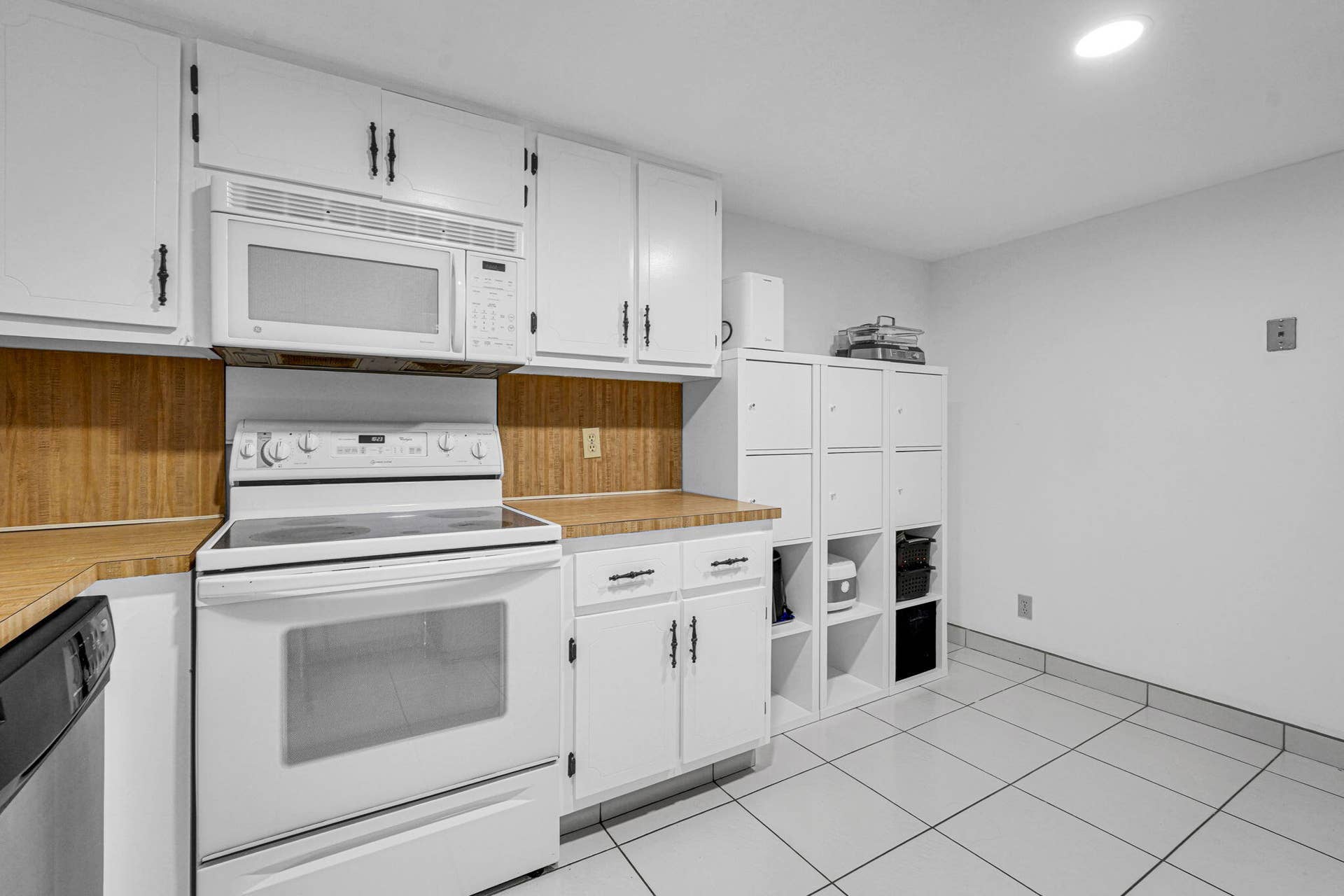 16200 Golf Club Road, #206, Weston, FL 33326 Kitchen