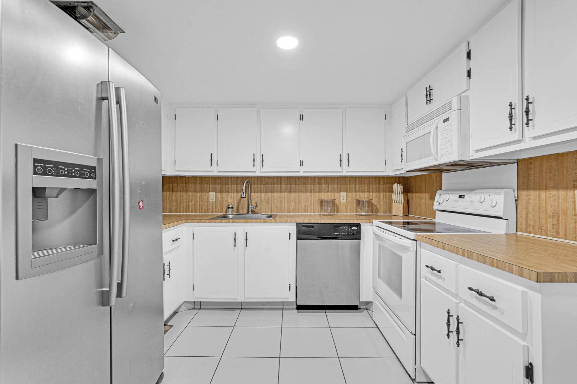 16200 Golf Club Road, #206, Weston, FL 33326 Kitchen